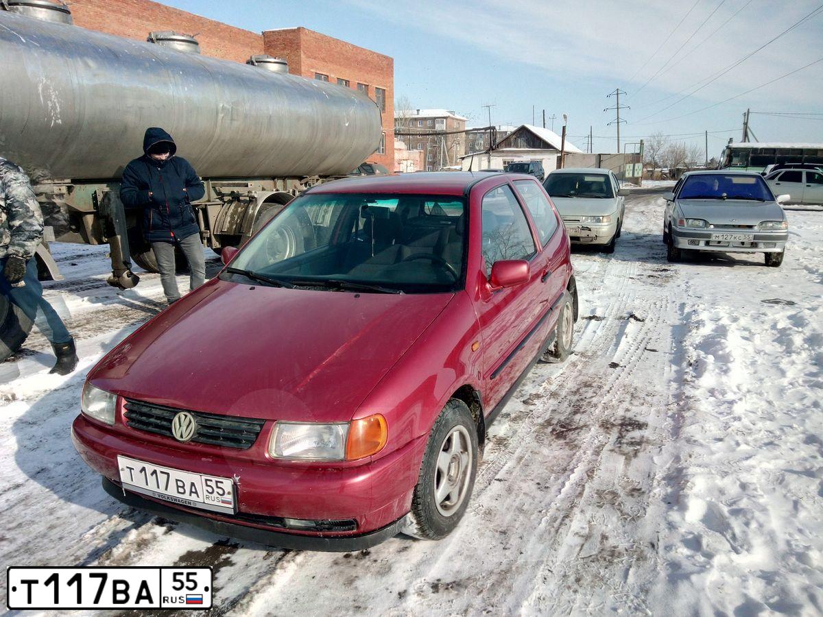 Фото автомобиля VOLKSWAGEN POLO, 1995 — госномер Т117ВА55. Цвет: ТЕМНО-КРАСНЫЙ
