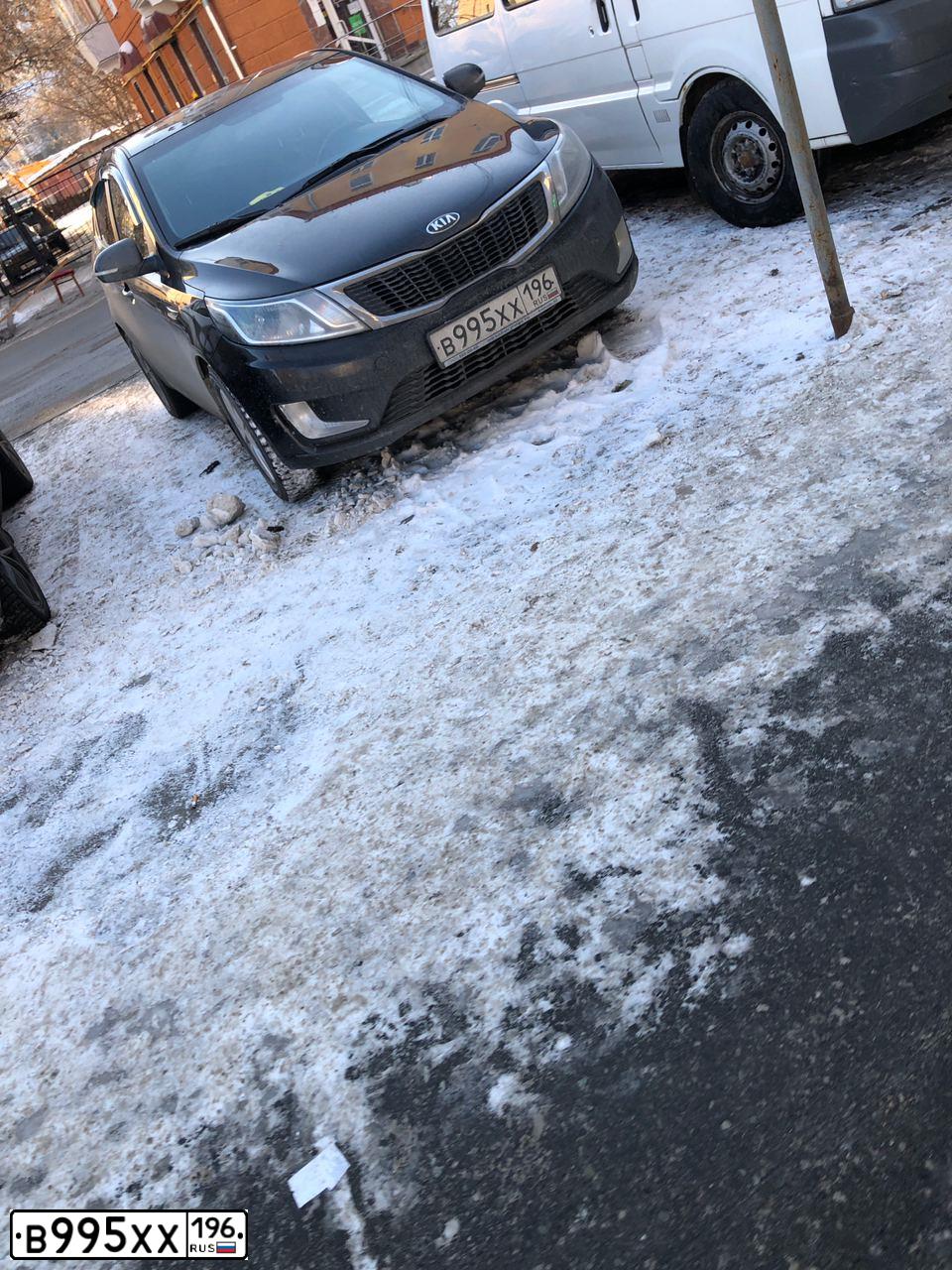 Фото автомобиля KIA RIO, 2013 — госномер В995ХХ196. Цвет: ЧЕРНЫЙ