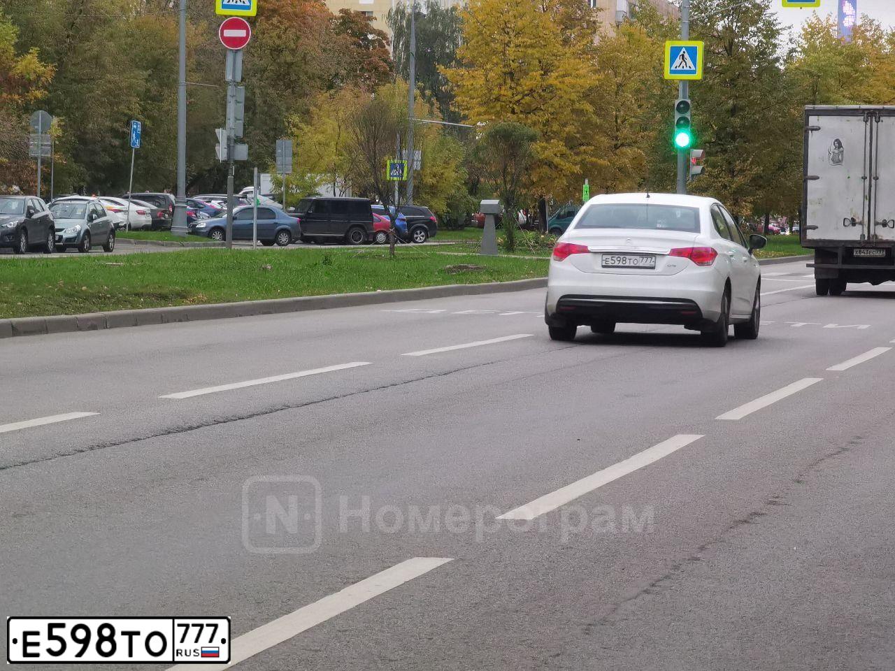 Фото автомобиля CITROEN C4, 2016 — госномер У323ВЕ58. Цвет: Белый