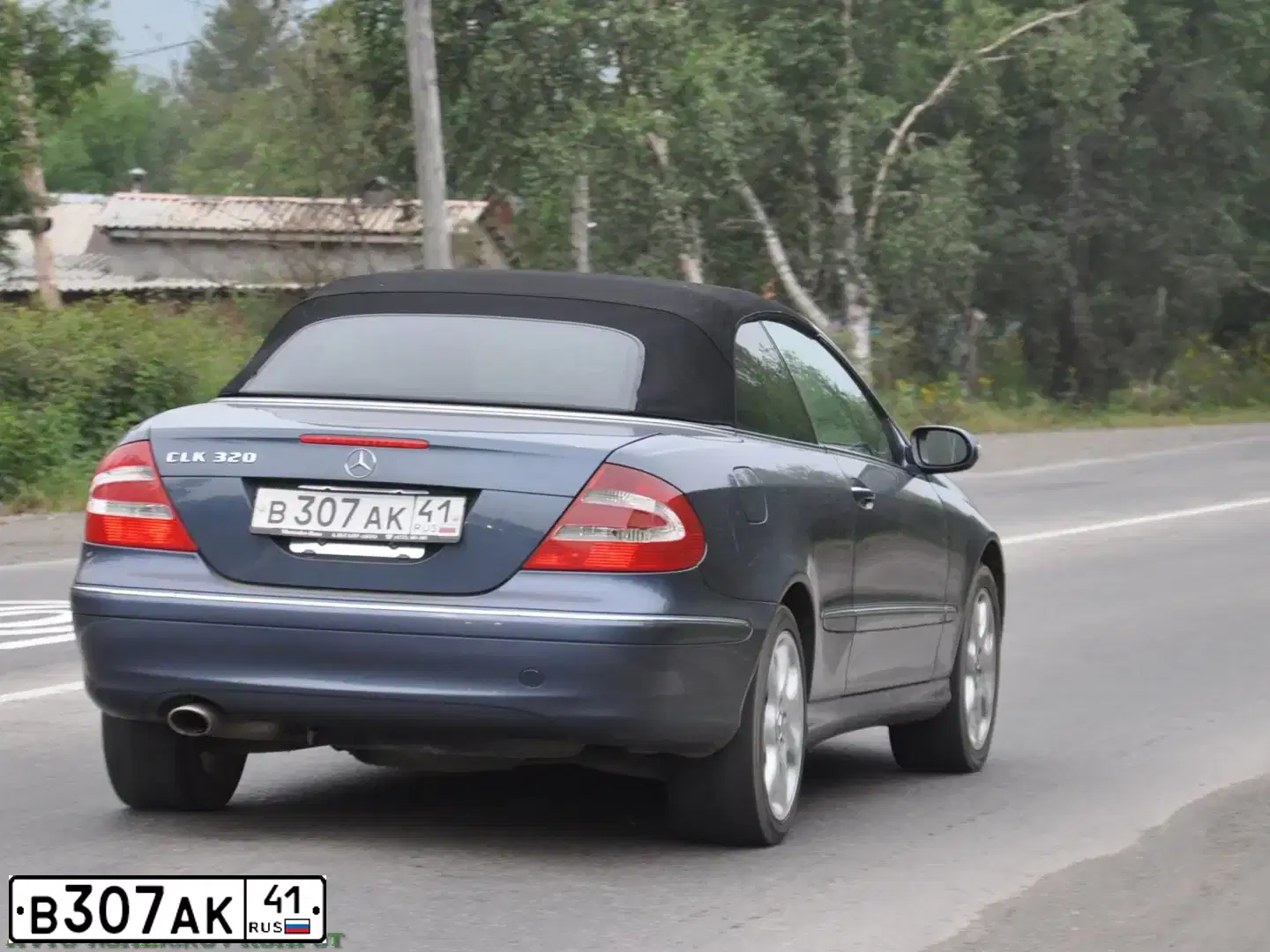 Фото автомобиля MERCEDES CLK-KLASSE, 2004 — госномер А777УЕ25. Цвет: СЕРЫЙ