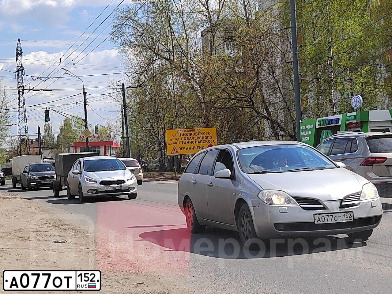 Фото автомобиля NISSAN PRIMERA, 2004 — госномер А077ОТ152. Цвет: СВЕТЛО-СЕРЫЙ