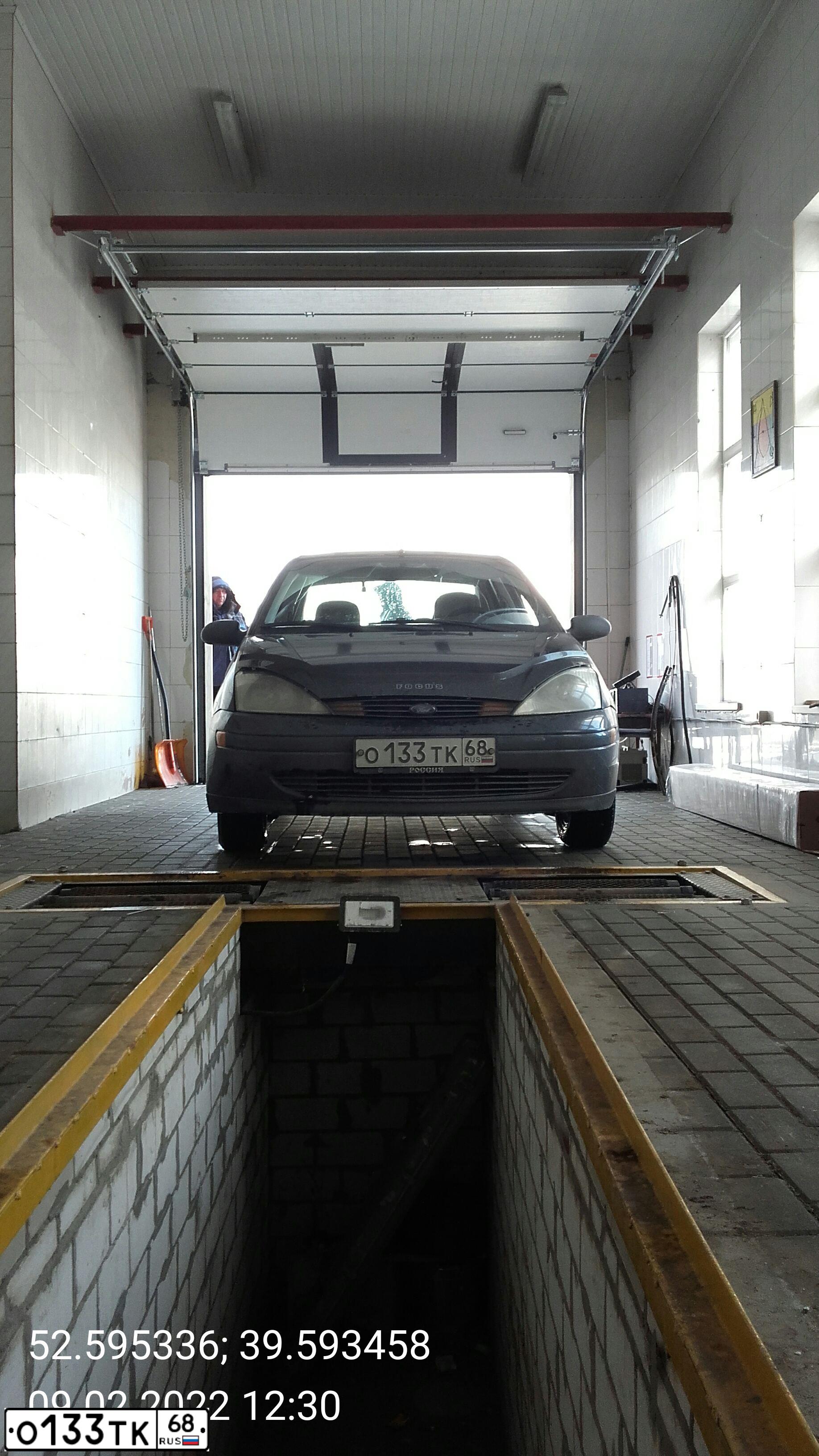 Фото автомобиля FORD D FOCUS, 2001 — госномер У050СК48. Цвет: синий