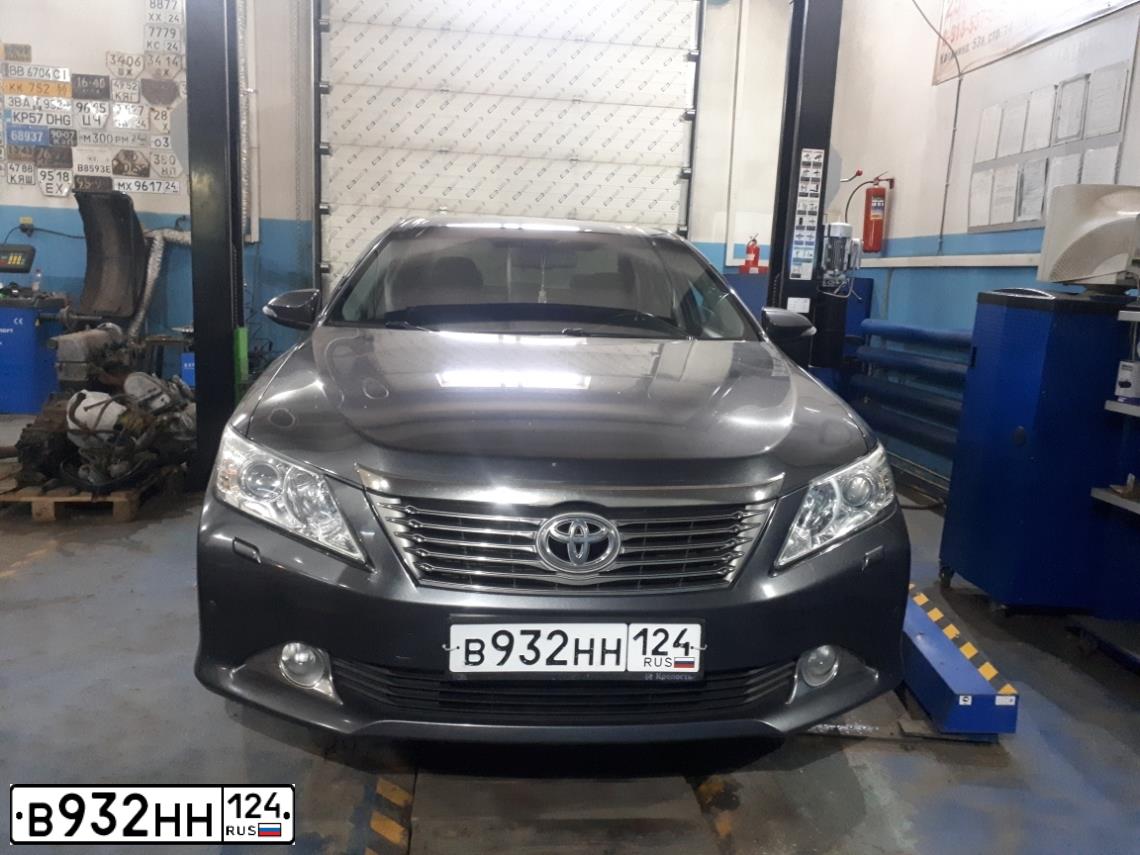 Фото автомобиля TOYOTA CAMRY, 2011 — госномер В932НН124. Цвет: Серый
