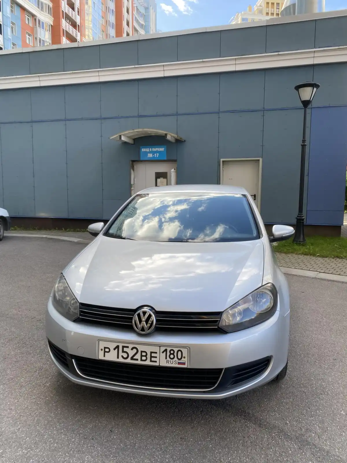 Фото автомобиля VOLKSWAGEN GOLF, 2011 — госномер Р152ВЕ180. Цвет: Серебристый