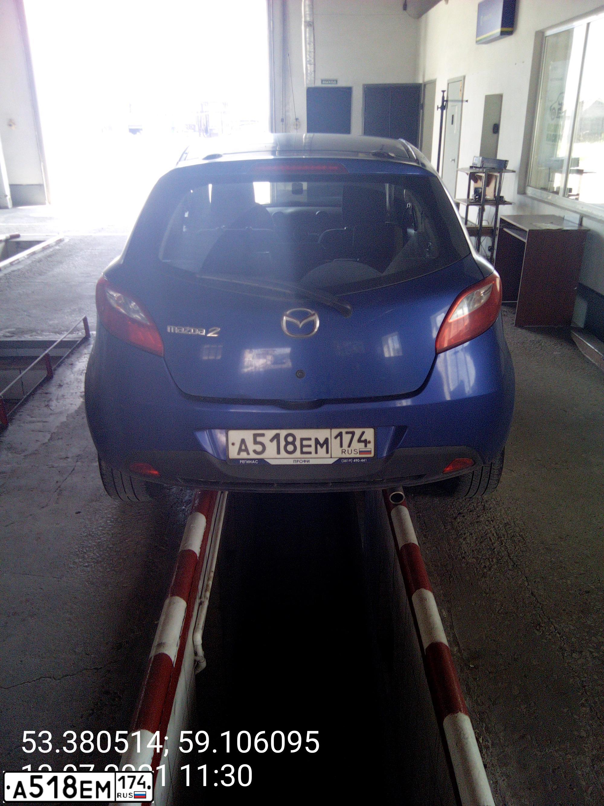 Фото автомобиля MAZDA 2, 2008 — госномер А518ЕМ174. Цвет: СИНИЙ