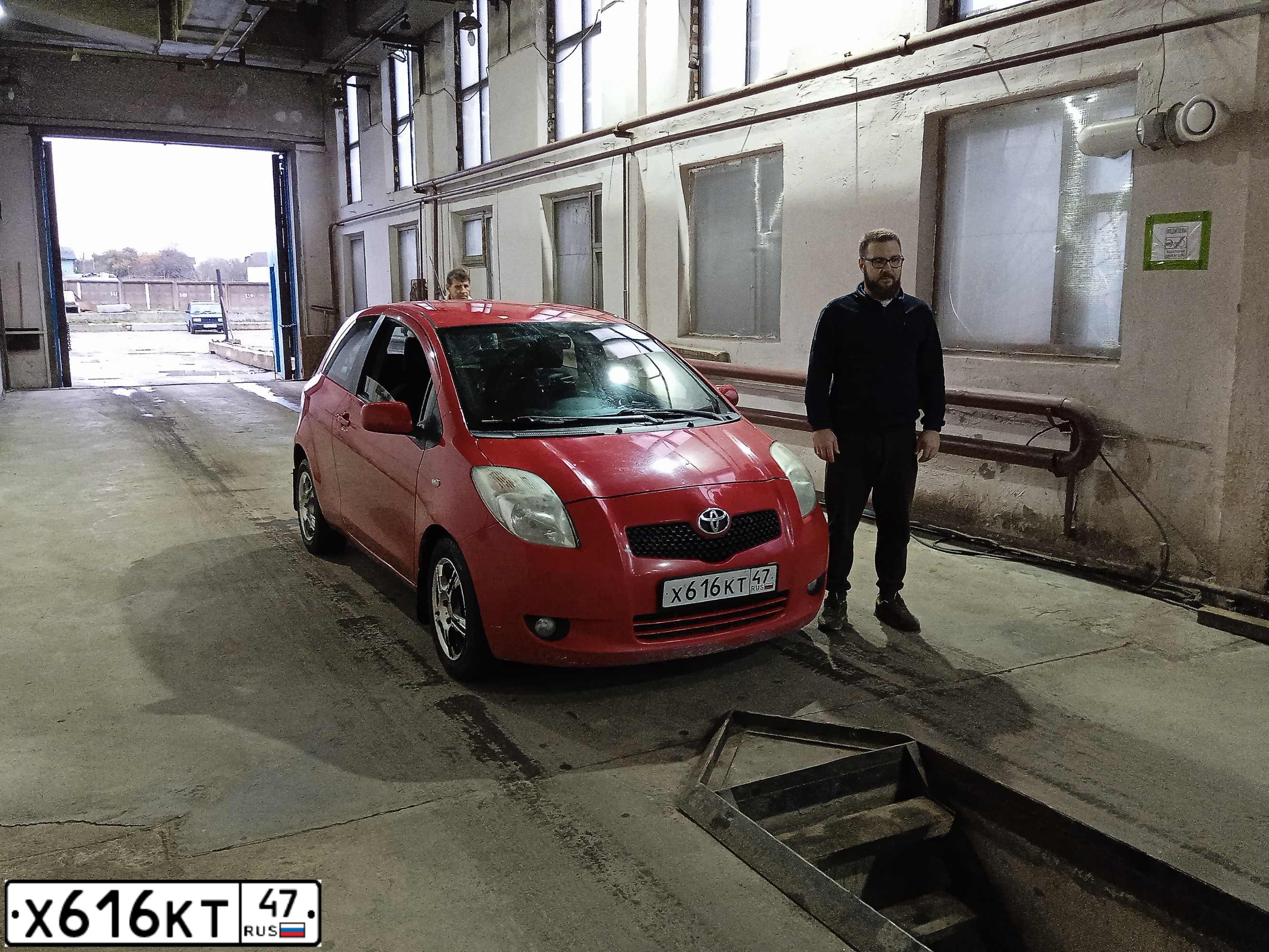 Фото автомобиля TOYOTA YARIS, 2008 — госномер Х616КТ178. Цвет: КРАСНЫЙ