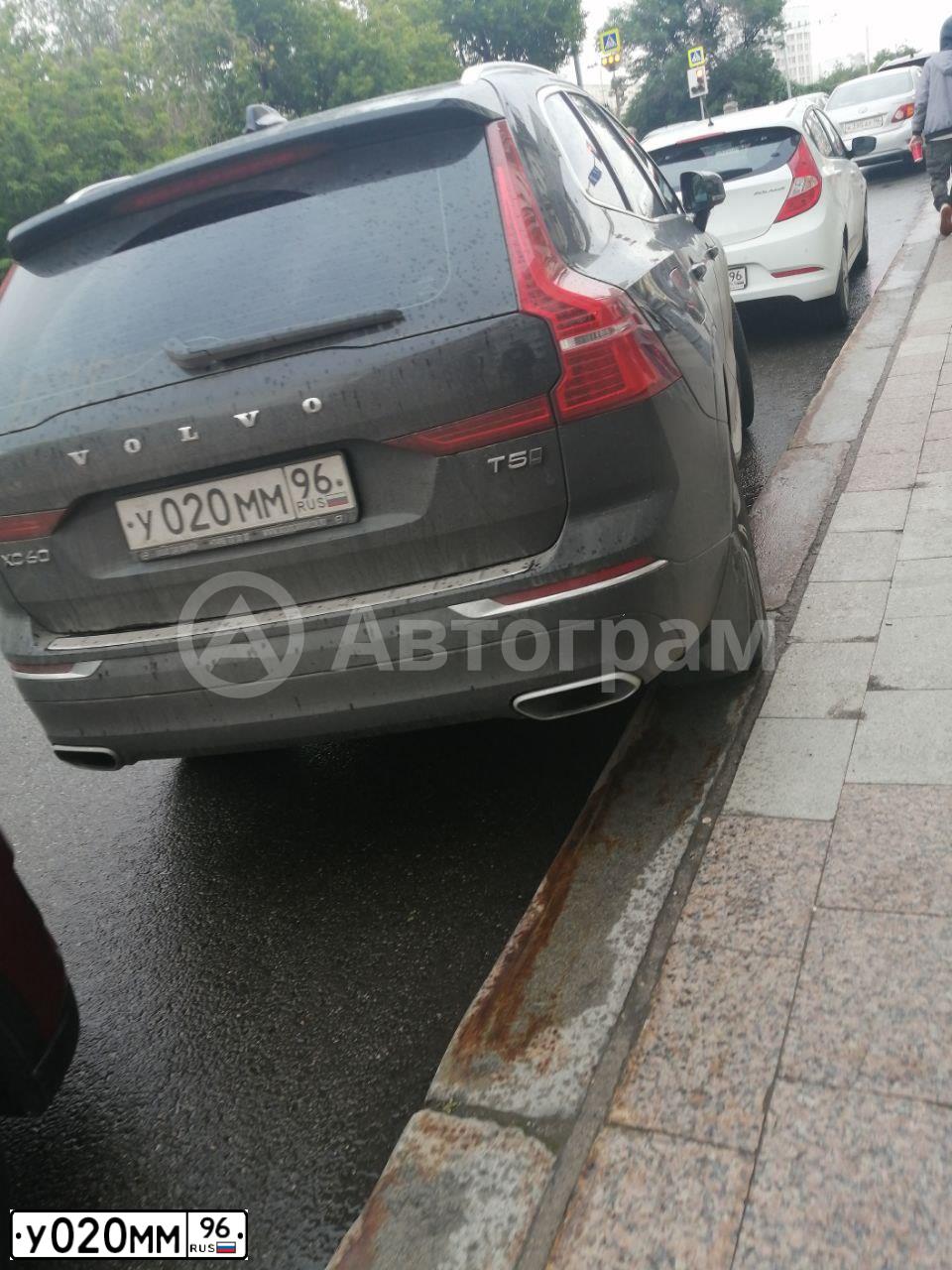 Фото автомобиля VOLVO XC60, 2021 — госномер У020ММ96. Цвет: ЧЕРНЫЙ
