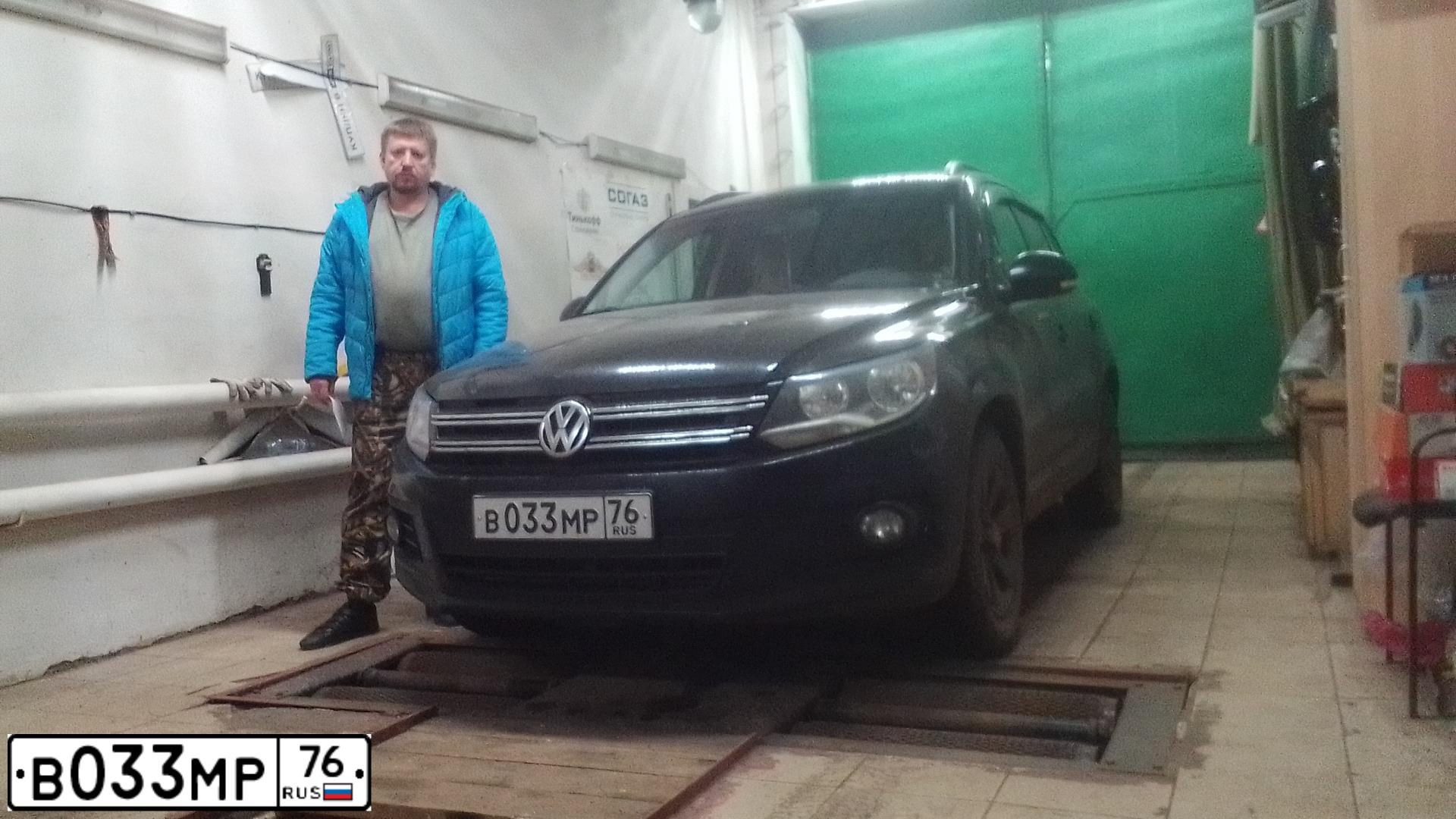 Фото автомобиля VOLKSWAGEN TIGUAN, 2013 — госномер В033МР76. Цвет: ЧЕРНЫЙ
