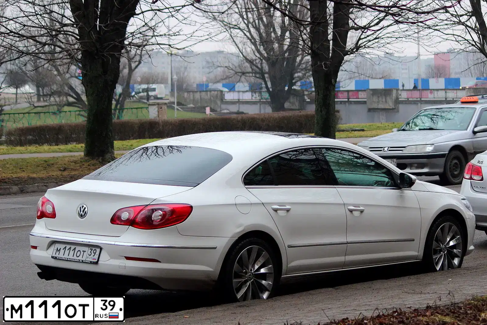 Фото автомобиля TOYOTA AVENSIS, 2003 — госномер М111ОТ39. Цвет: СЕРЫЙ