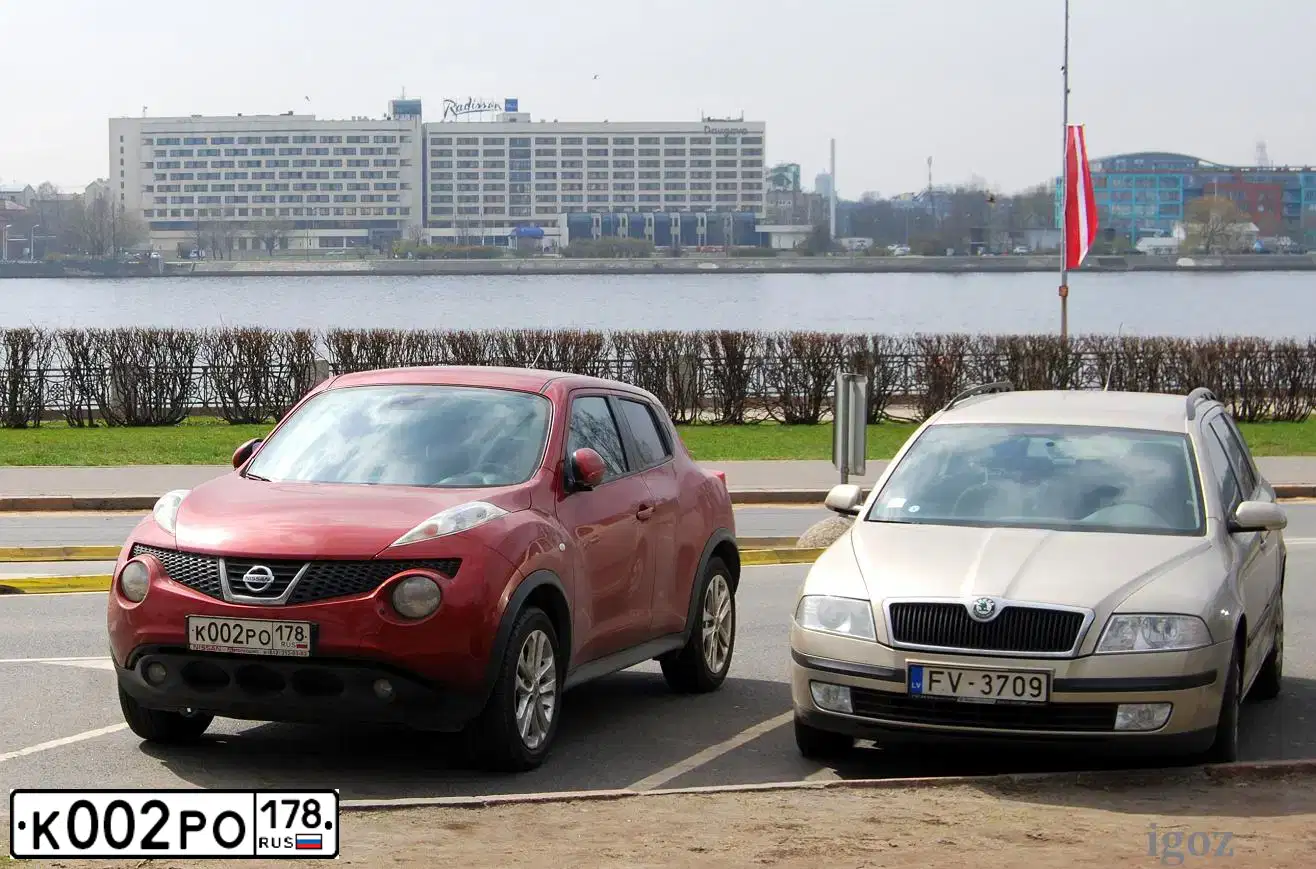 Фото автомобиля NISSAN JUKE, 2011 — госномер К002РО178. Цвет: Красный