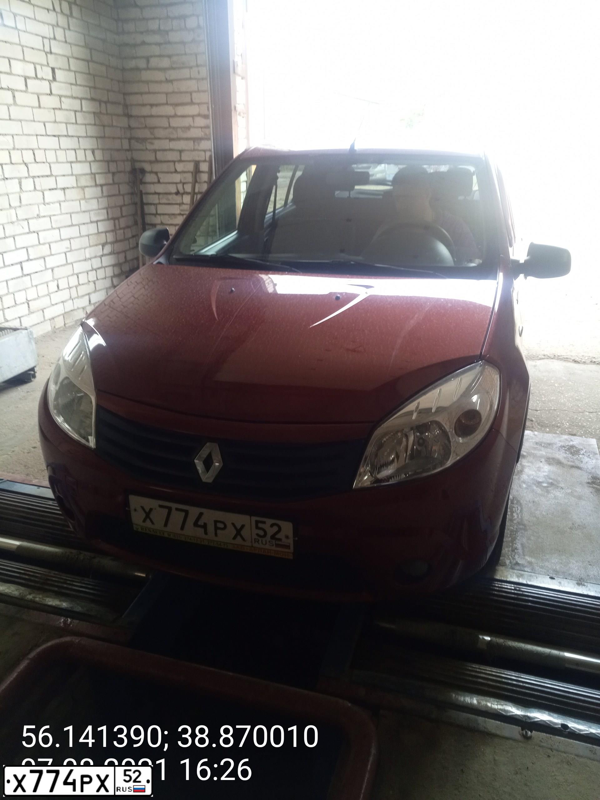 Фото автомобиля RENAULT LOGAN, 2010 — госномер В619УА37. Цвет: Красный