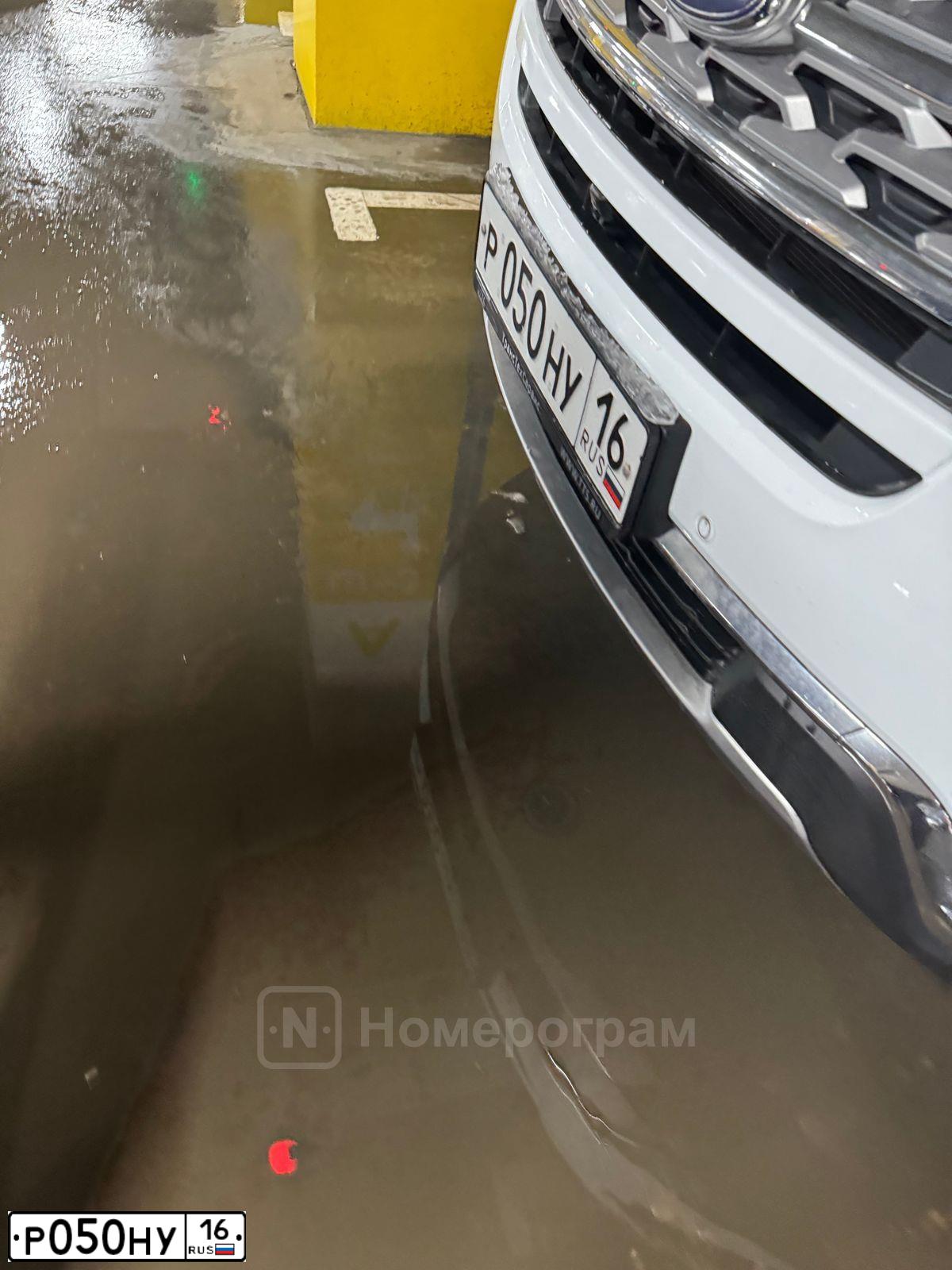 Фото автомобиля TOYOTA HIGHLANDER, 2013 — госномер Н050ЕТ116. Цвет: СЕРЕБРИСТЫЙ