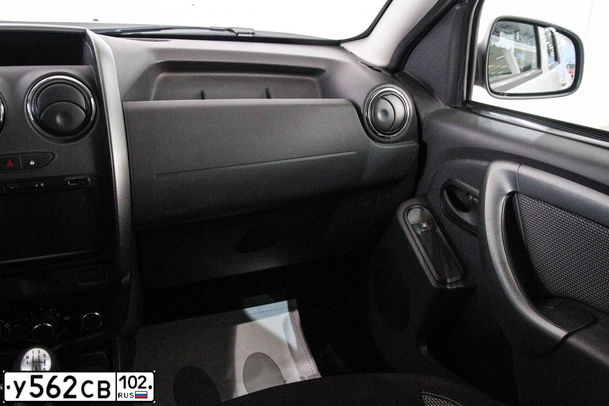 Фото автомобиля RENAULT DUSTER, 2017 — госномер У562СВ102. Цвет: СВЕТЛО-СЕРЫЙ