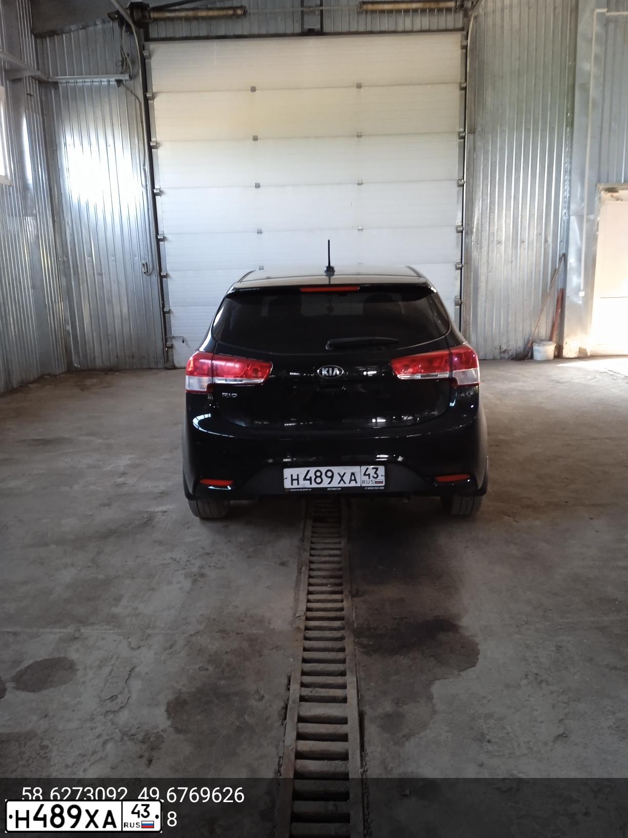 Фото автомобиля KIA RIO, 2017 — госномер Н489ХА43. Цвет: ЧЕРНЫЙ