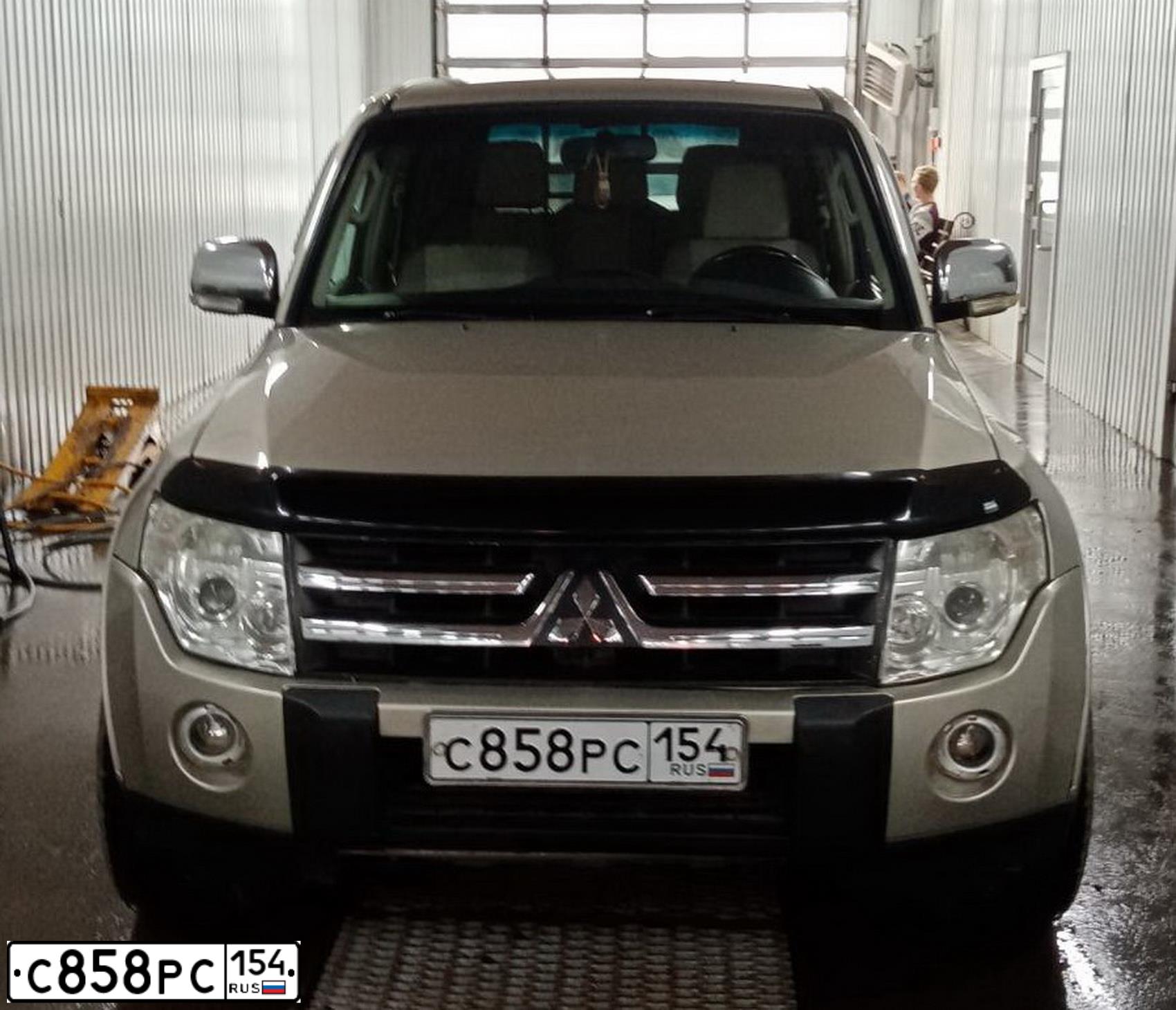 Фото автомобиля MITSUBISHI PAJERO, 2006 — госномер С858РС154. Цвет: ЗОЛОТИСТЫЙ