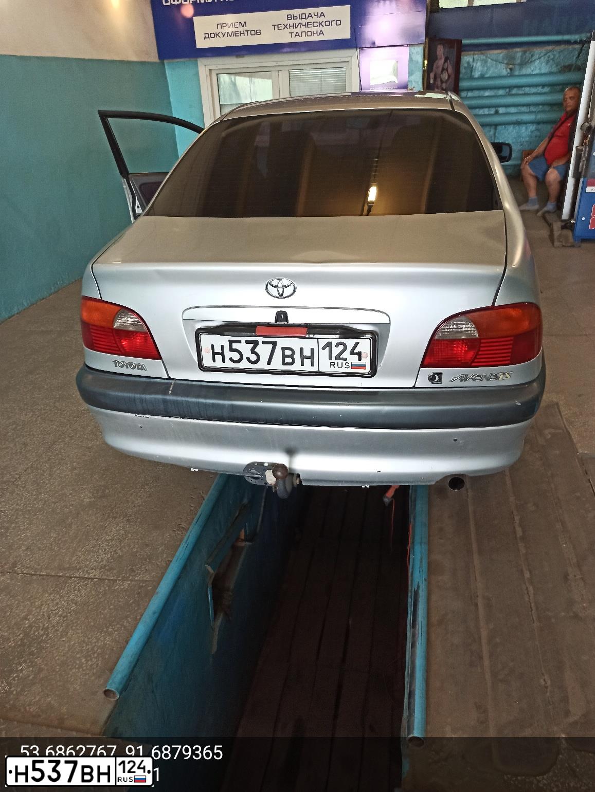 Фото автомобиля TOYOTA AVENSIS, 1999 — госномер Н537ВН124. Цвет: СЕРЫЙ