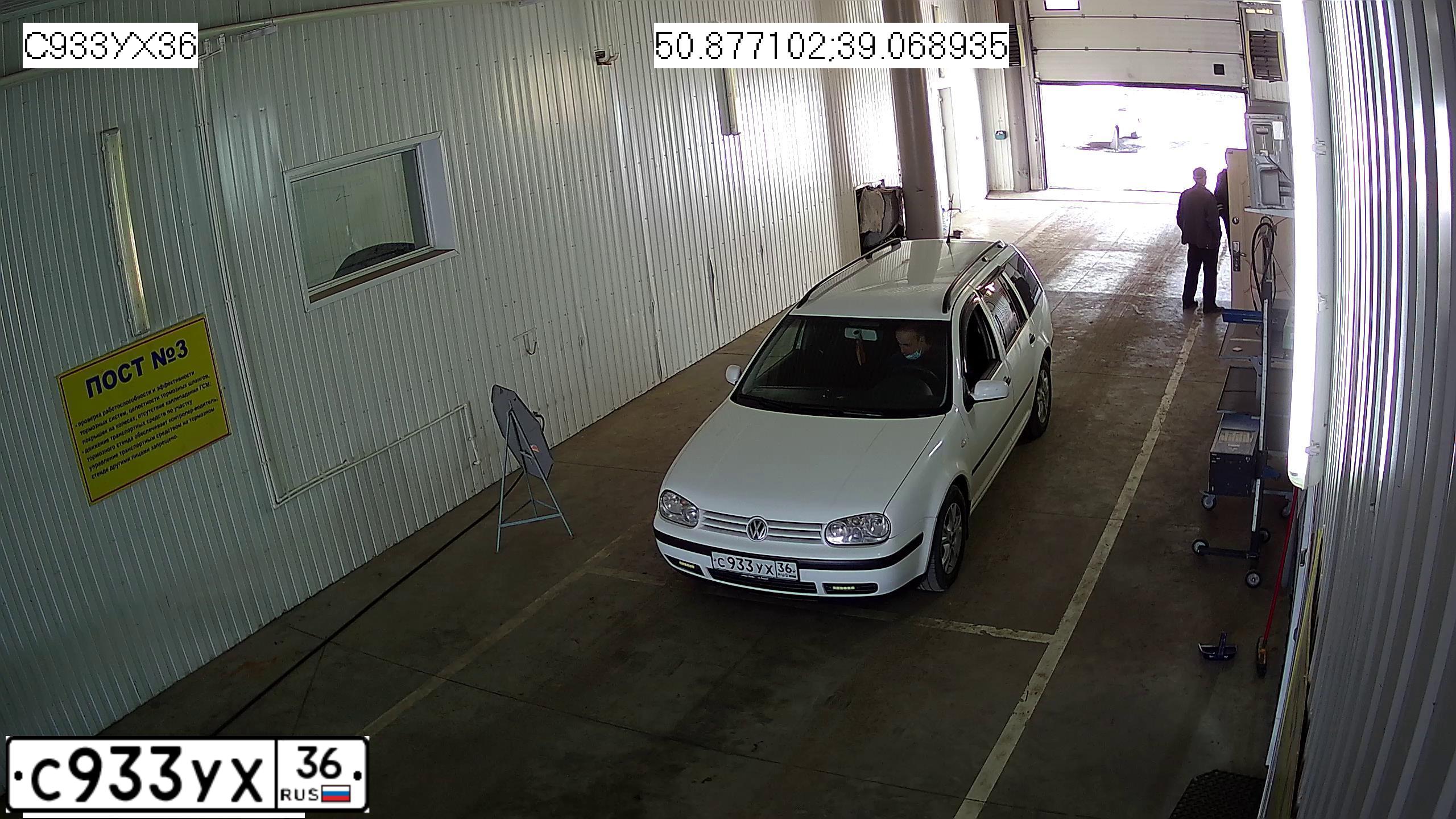 Фото автомобиля VOLKSWAGEN GOLF, 2003 — госномер С933УХ36. Цвет: БЕЛЫЙ
