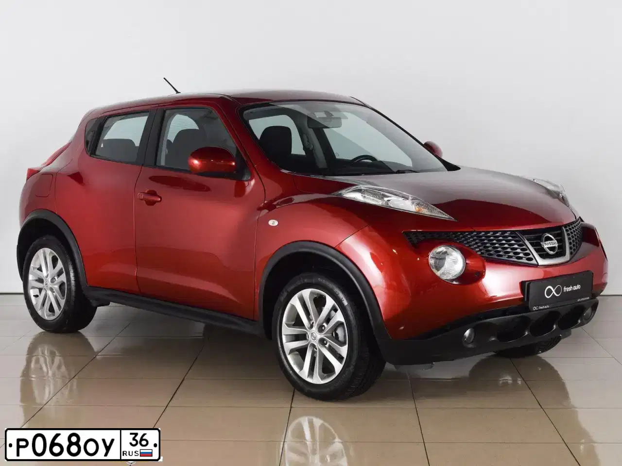 Фото автомобиля NISSAN JUKE, 2014 — госномер Р068ОУ36. Цвет: Красный