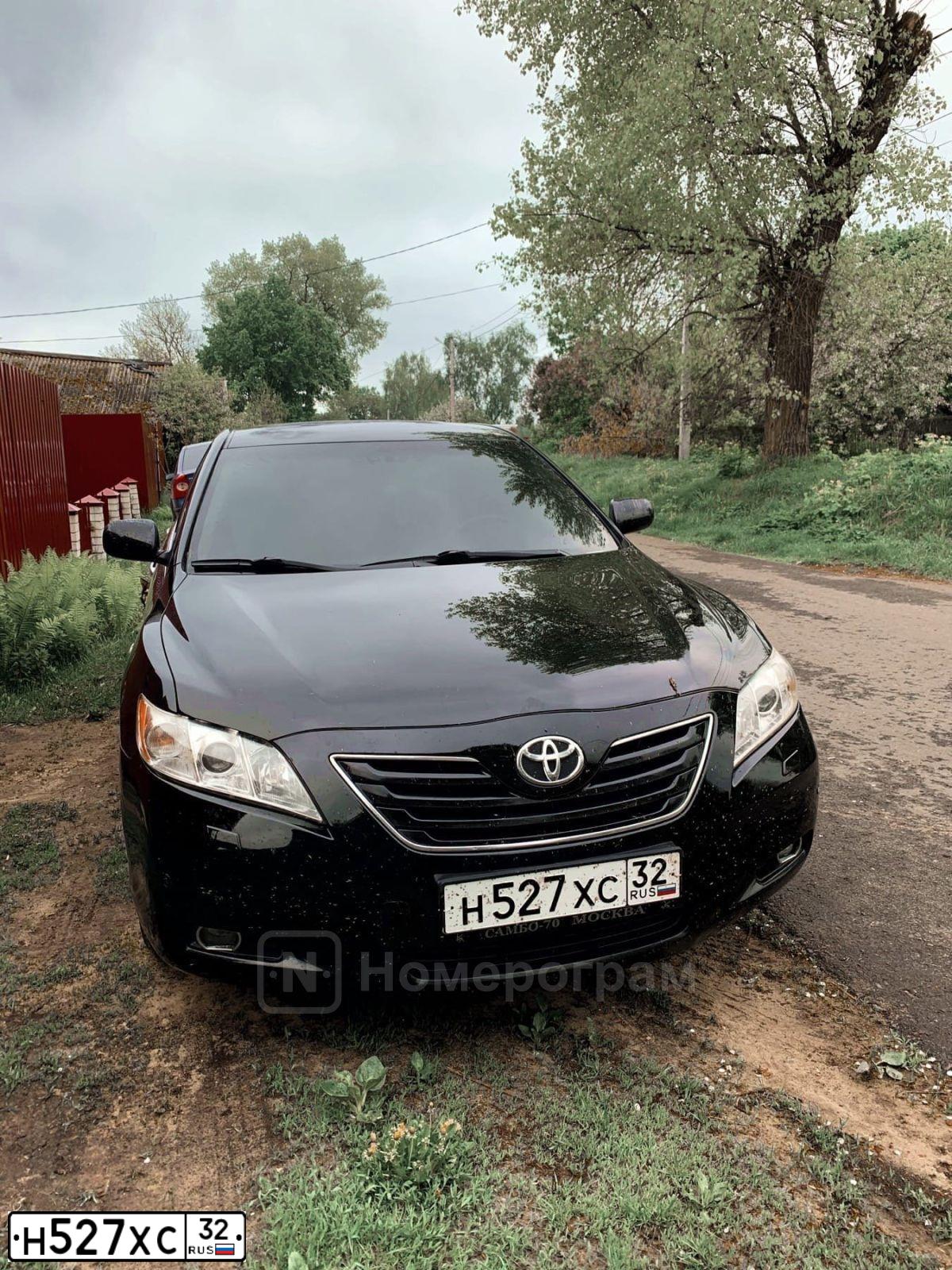 Фото автомобиля TOYOTA CAMRY, 2008 — госномер Н527ХС32. Цвет: ЧЕРНЫЙ