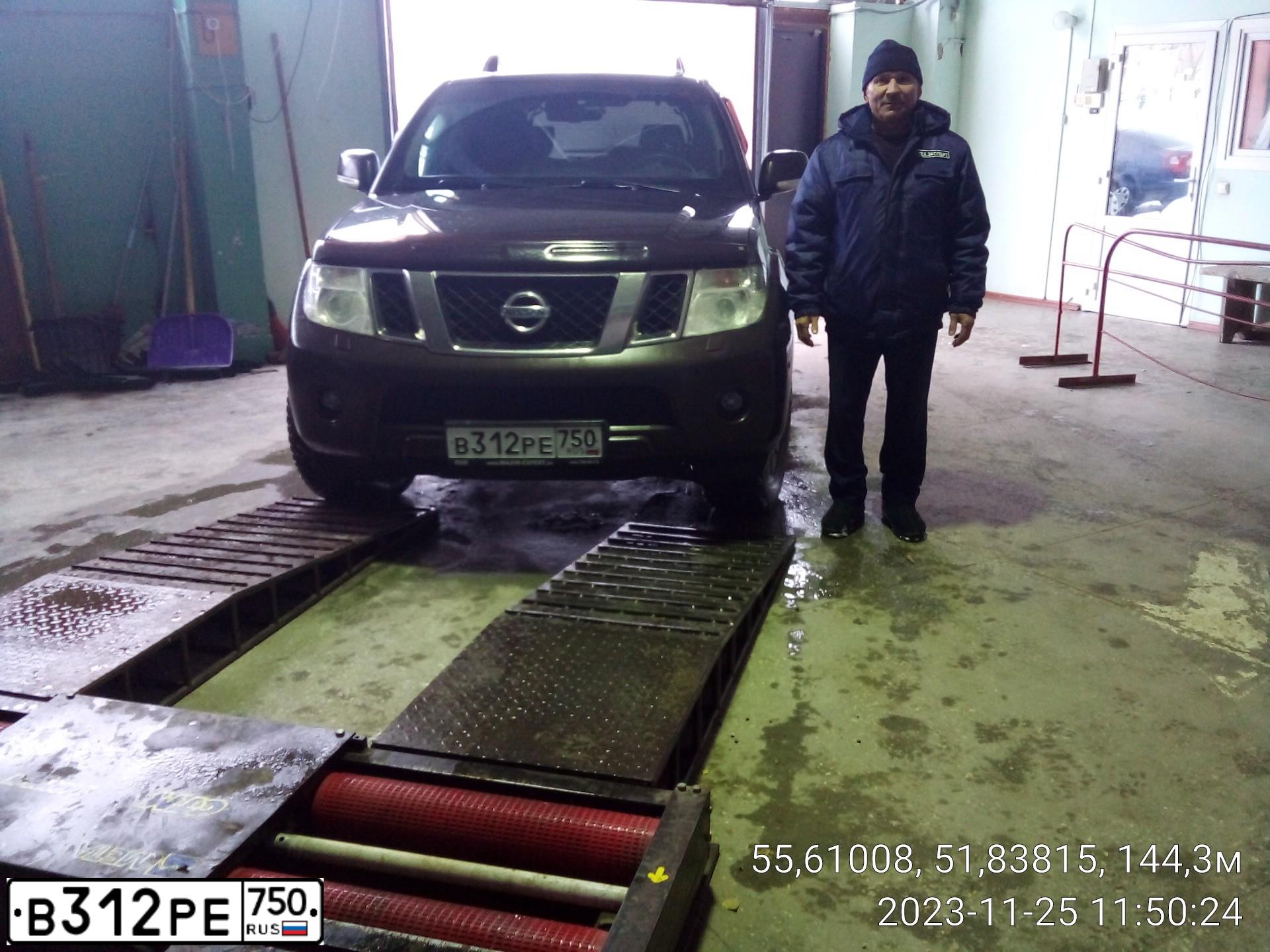 Фото автомобиля NISSAN PATHFINDER, 2012 — госномер Т747УУ190. Цвет: Коричневый