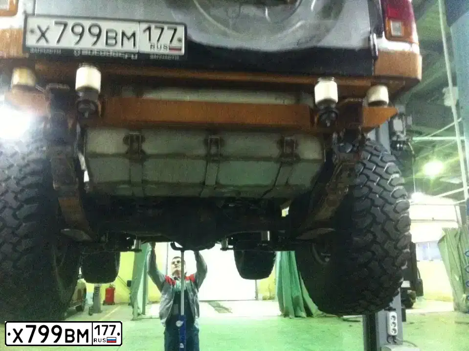 Фото автомобиля MITSUBISHI PAJERO, 1986 — госномер Х799ВМ177. Цвет: Серый