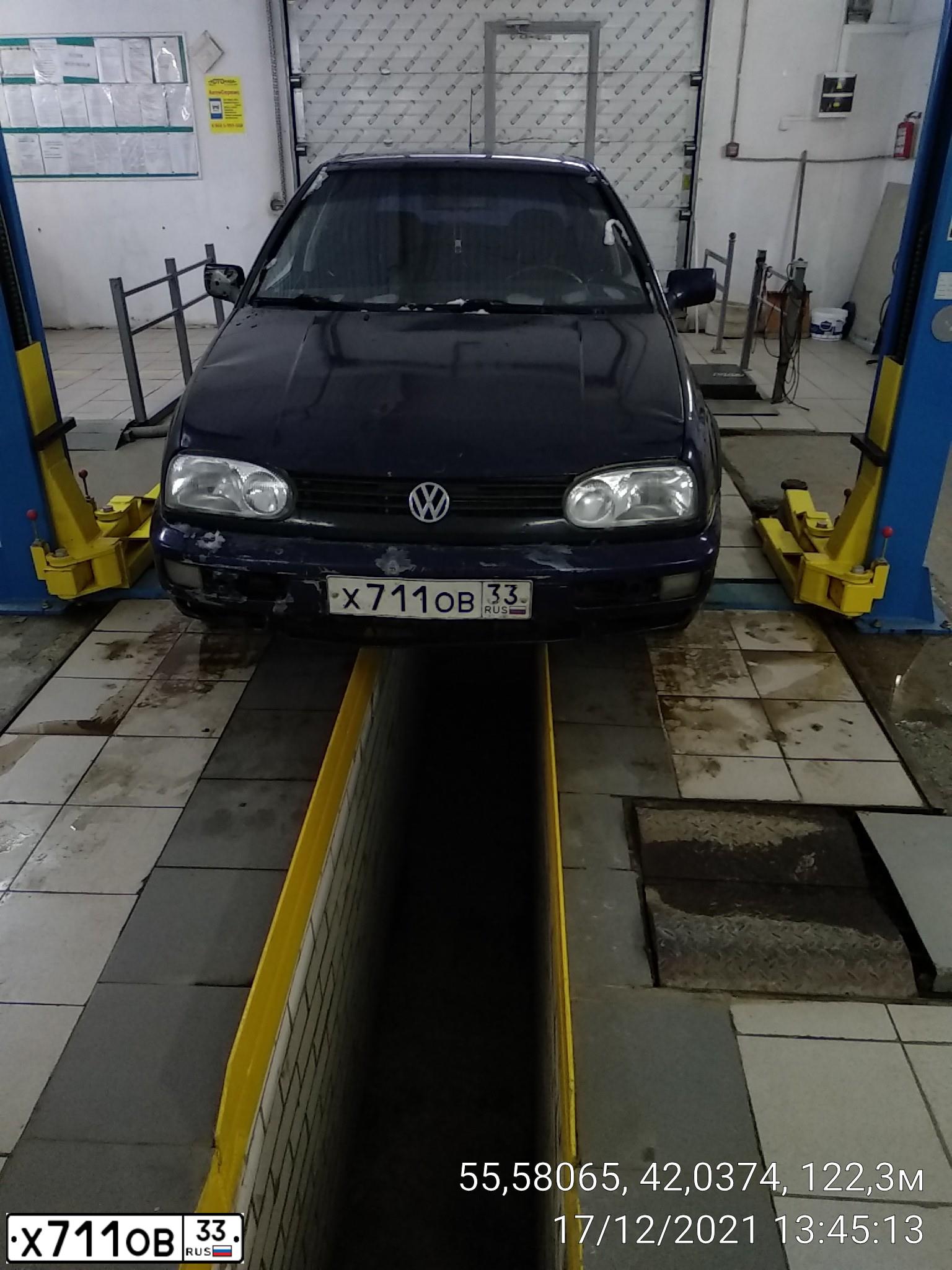 Фото автомобиля VOLKSWAGEN GOLF, 1996 — госномер Т152НЕ97. Цвет: Темно-синий