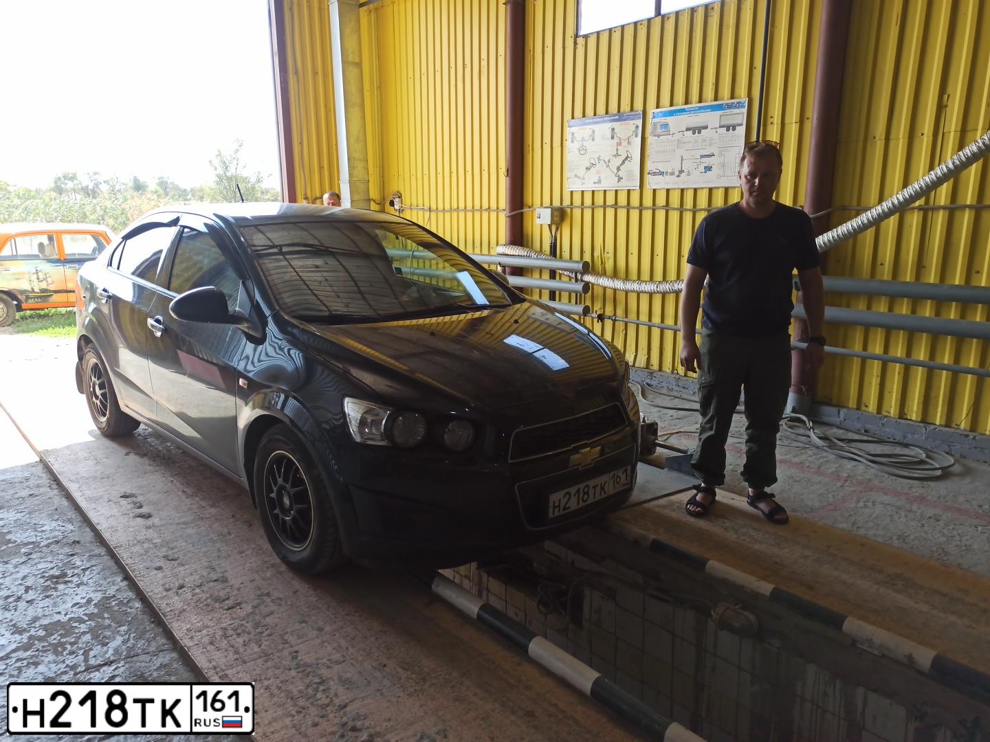 Фото автомобиля CHEVROLET AVEO, 2013 — госномер Н218ТК161. Цвет: ЧЕРНЫЙ МЕТАЛЛИК