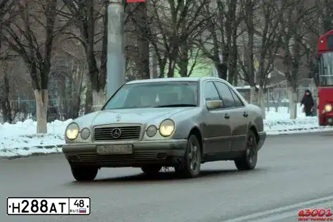 Фото автомобиля MERCEDES E-KLASSE, 1996 — госномер Н288АТ48. Цвет: СЕРЕБРИСТЫЙ