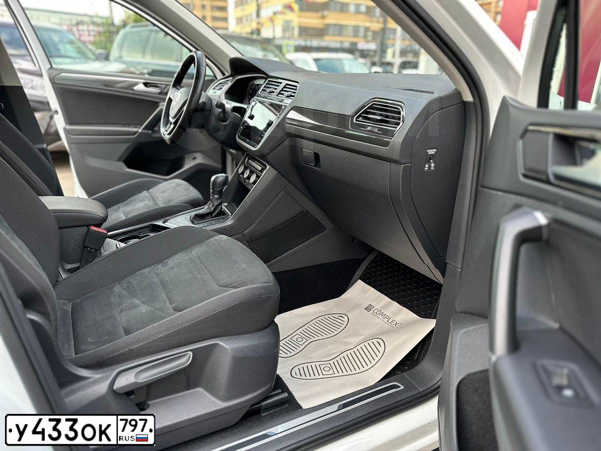 Фото автомобиля VOLKSWAGEN TIGUAN, 2018 — госномер А740НТ761. Цвет: Белый