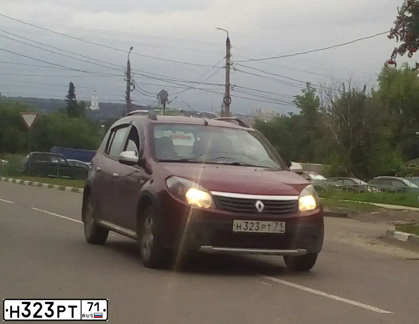 Фото автомобиля RENAULT SANDERO, 2012 — госномер Н323РТ71. Цвет: КРАСНЫЙ
