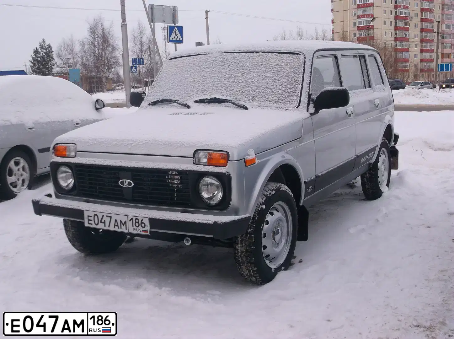 Фото автомобиля LADA 2131 NIVA, 2013 — госномер Е047АМ186. Цвет: Светло-Серебристый металлик