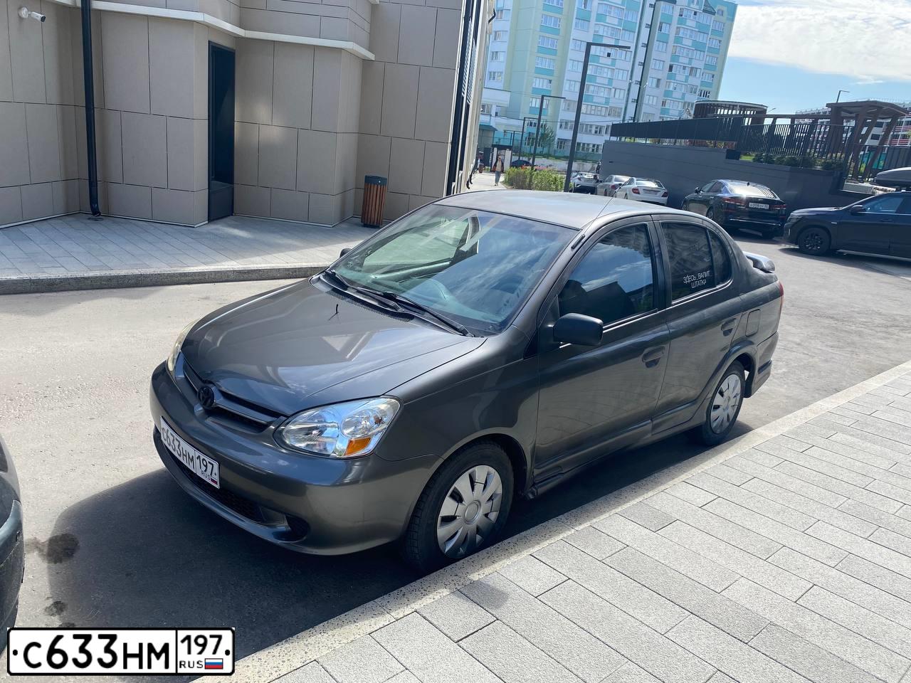 Фото автомобиля TOYOTA ECHO, 2002 — госномер В655АТ155. Цвет: Серый