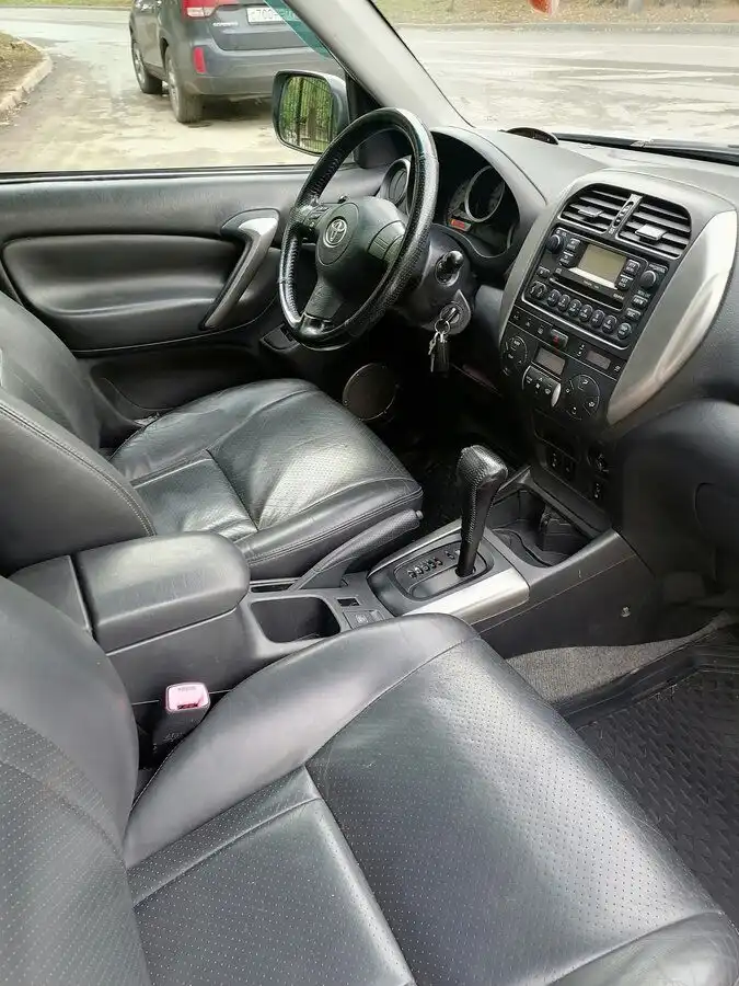 Фото автомобиля TOYOTA RAV4, 2005 — госномер Р995СР76. Цвет: СЕРЫЙ