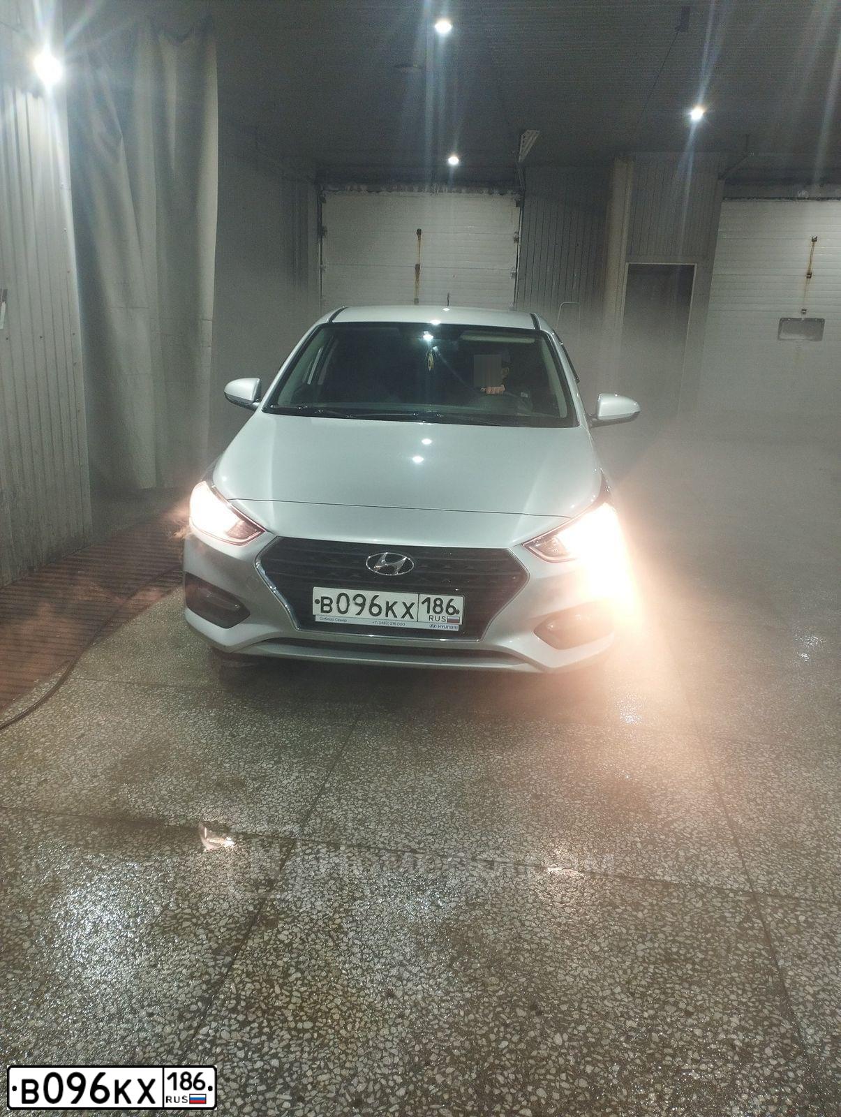 Фото автомобиля HYUNDAI SOLARIS, 2019 — госномер М845КЕ186. Цвет: Серый
