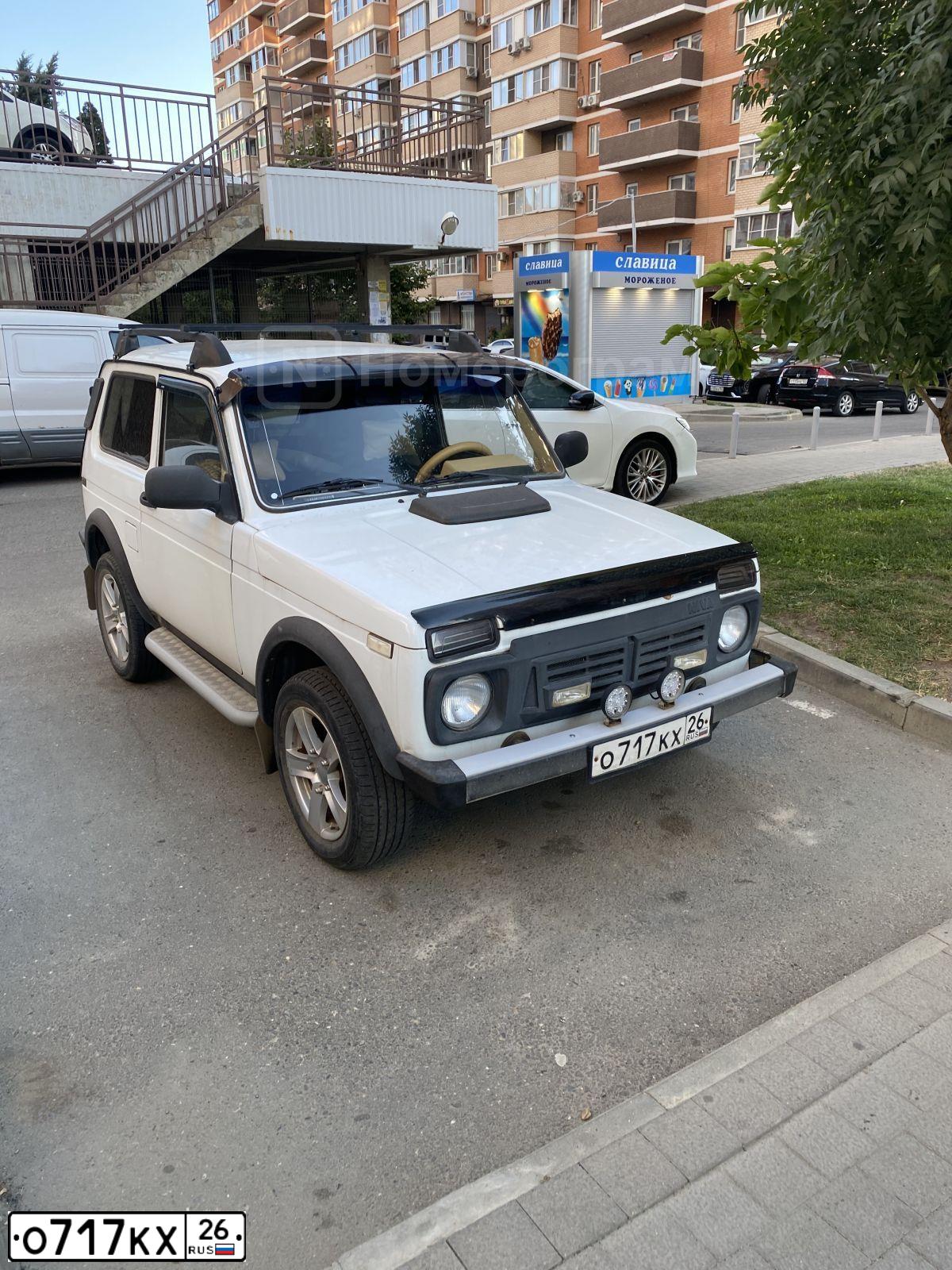 Фото автомобиля LADA 2121 NIVA, 2001 — госномер О717КХ26. Цвет: ЯРКО-БЕЛЫЙ