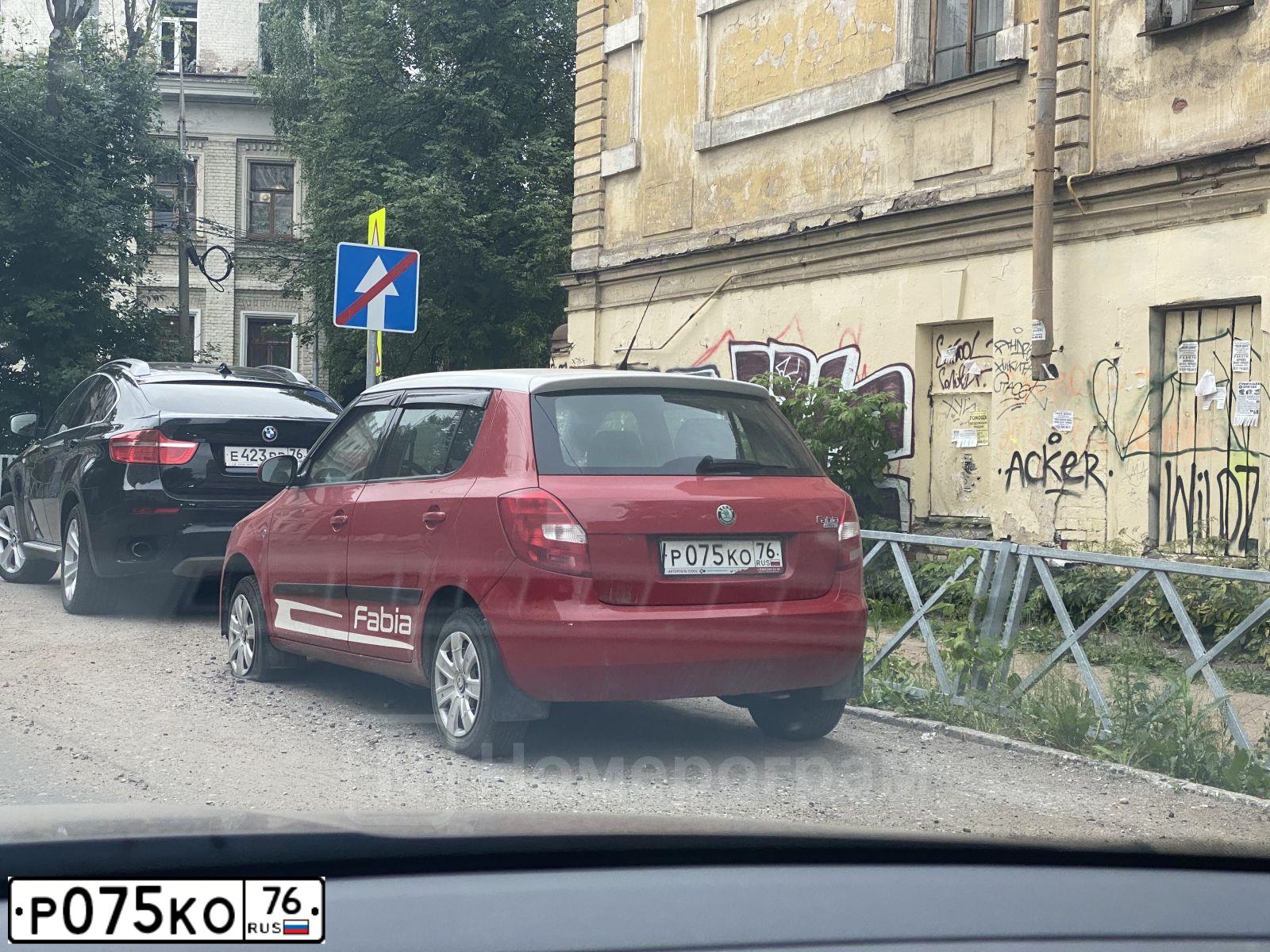 Фото автомобиля SKODA FABIA, 2008 — госномер Р075КО76. Цвет: Красный