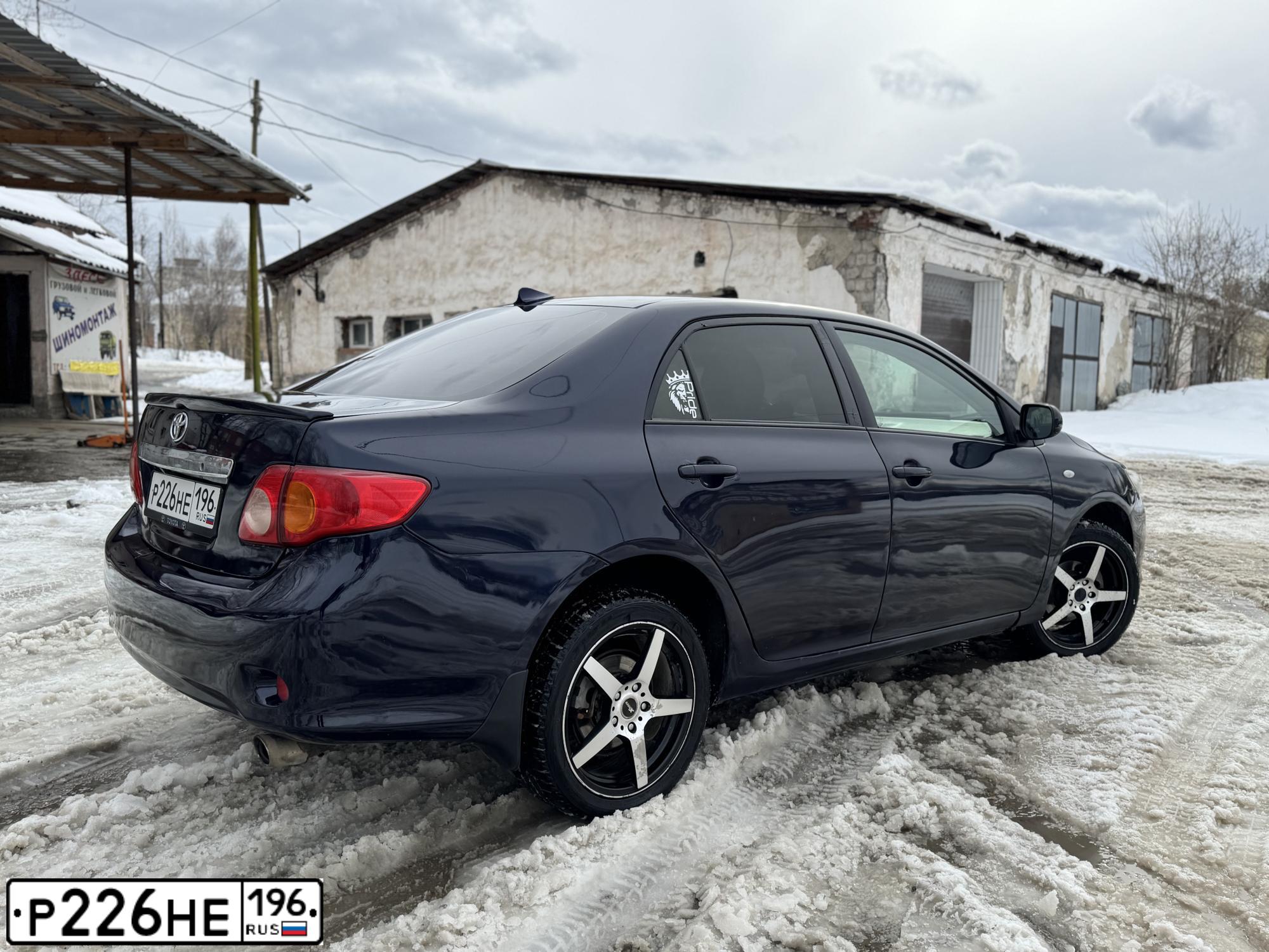 Фото автомобиля TOYOTA COROLLA, 2007 — госномер Р226НЕ196. Цвет: Темно-синий