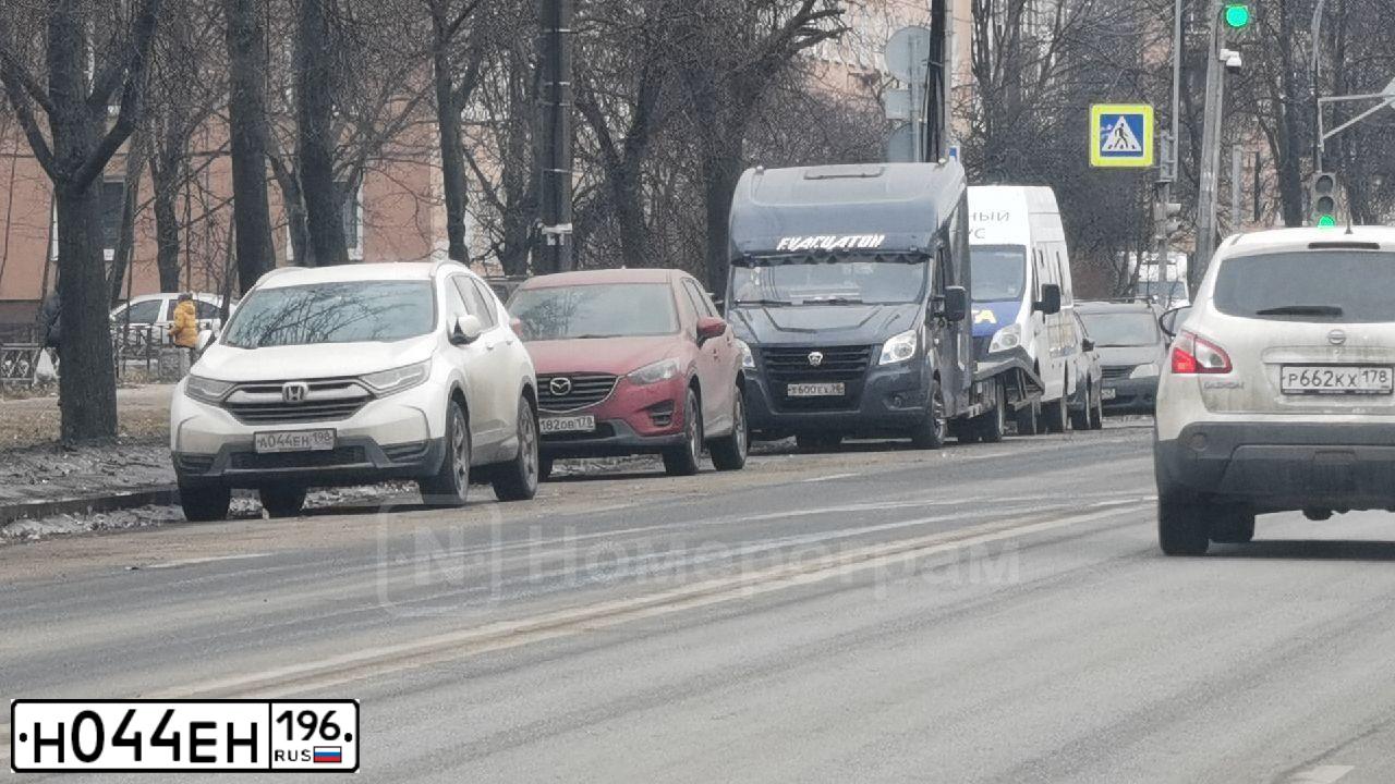 Фото автомобиля TOYOTA LANDCRUISER, 2015 — госномер Н044ЕН196. Цвет: БЕЛЫЙ ПЕРЛАМУТР