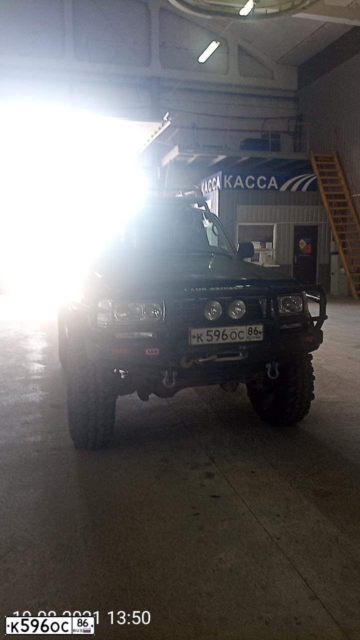 Фото автомобиля TOYOTA LANDCRUISER, 1995 — госномер К596ОС86. Цвет: Темно-зеленый