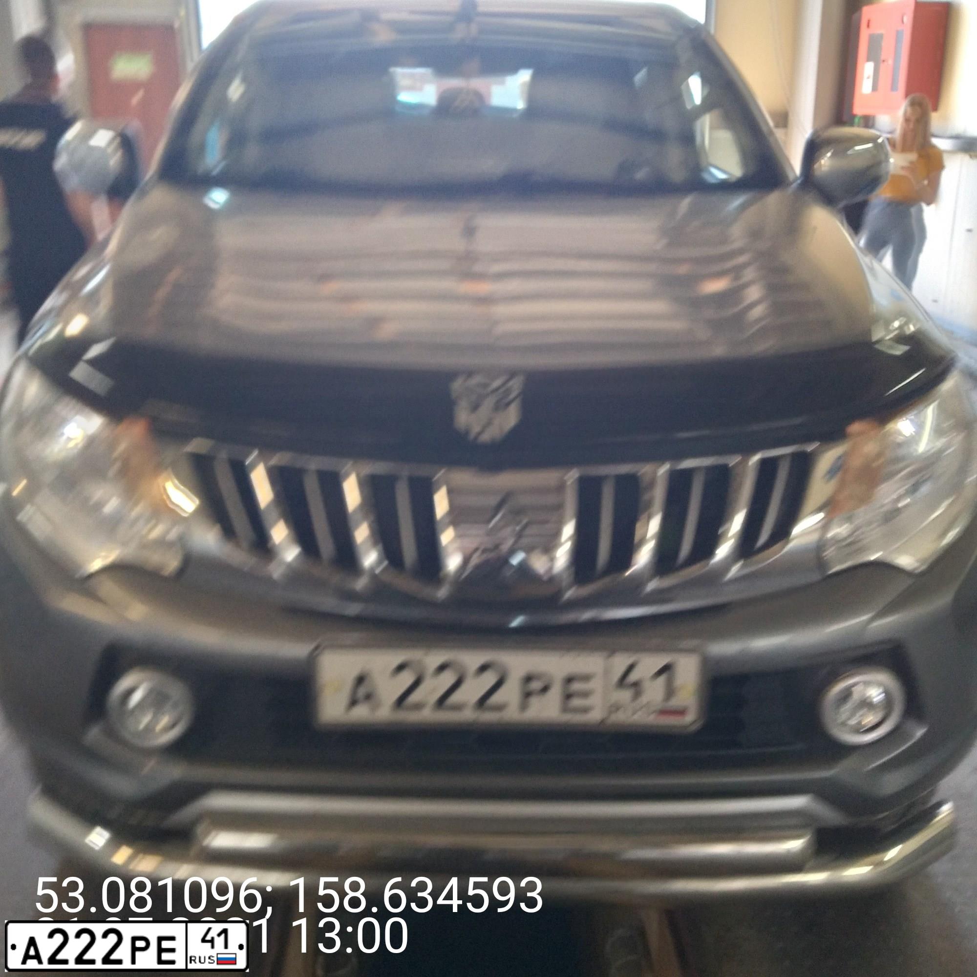 Фото автомобиля MITSUBISHI L 200, 2015 — госномер В355МУ41. Цвет: СЕРЫЙ