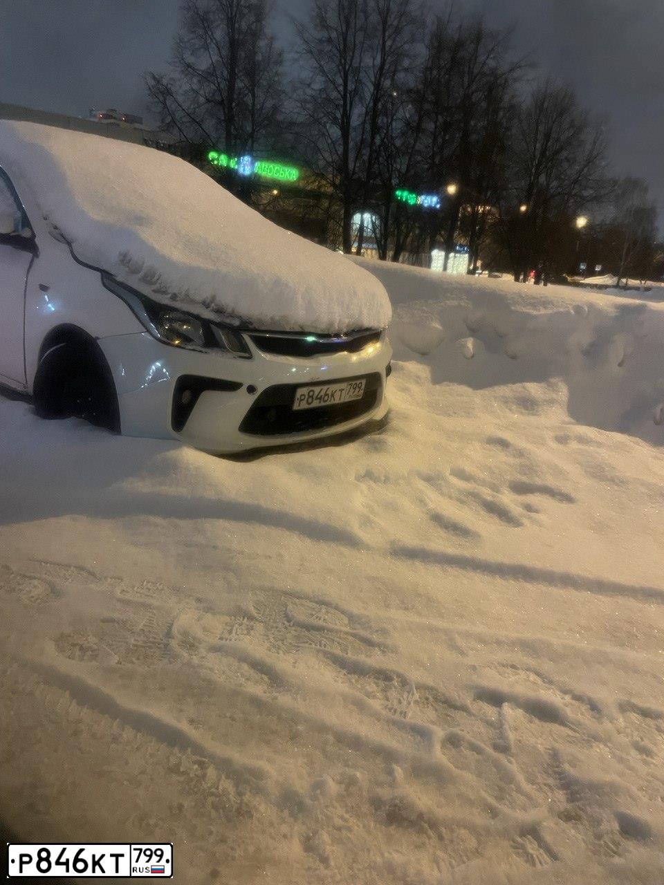 Фото автомобиля KIA RIO, 2018 — госномер Р846КТ799. Цвет: БЕЛЫЙ-ЖЕЛТЫЙ-СЕРЫЙ