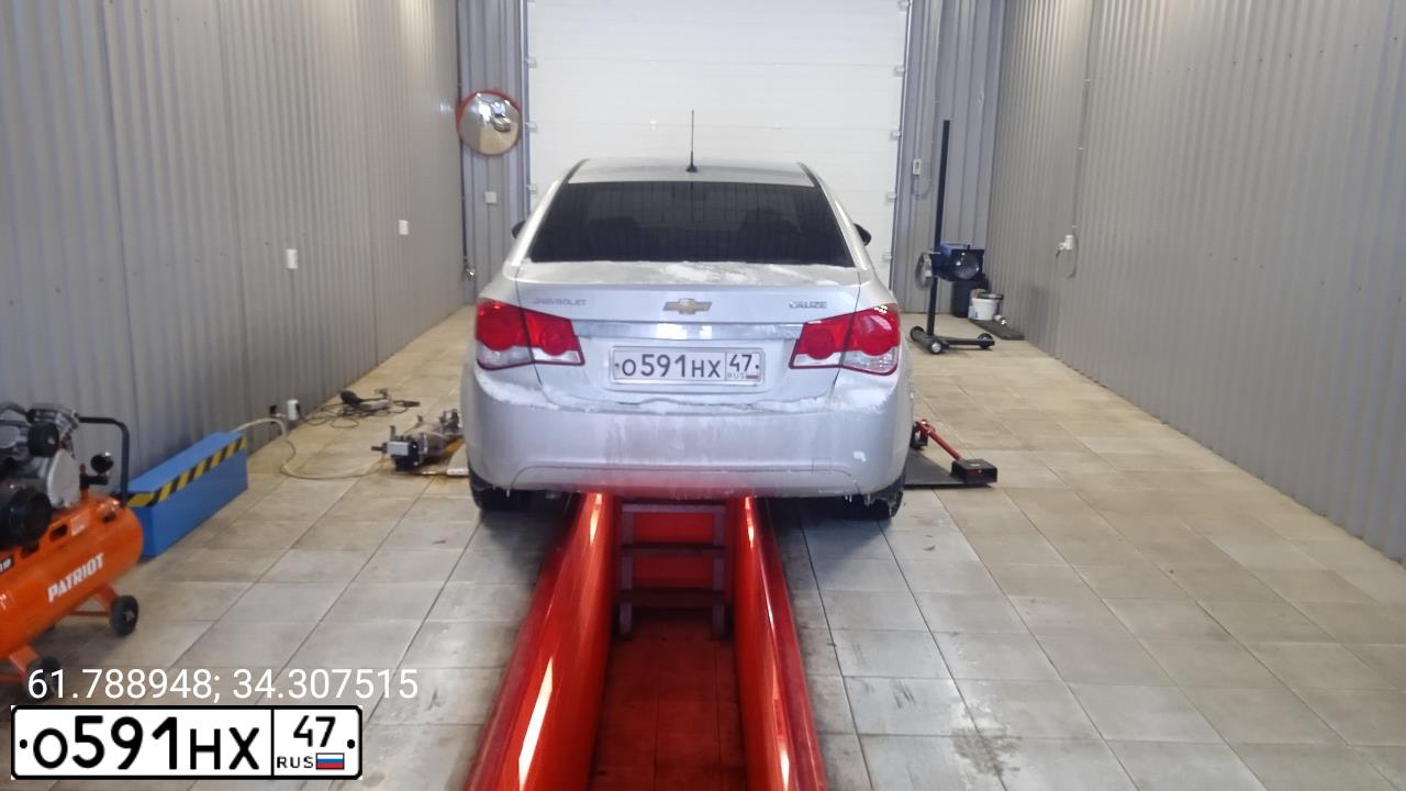 Фото автомобиля CHEVROLET CRUZE, 2011 — госномер У729АТ47. Цвет: СЕРЕБРИСТЫЙ МЕТАЛЛИК