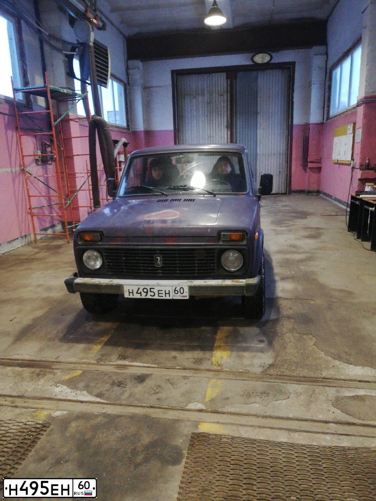 Фото автомобиля LADA 2121 NIVA, 2002 — госномер Н495ЕН60. Цвет: ФИОЛЕТОВЫЙ