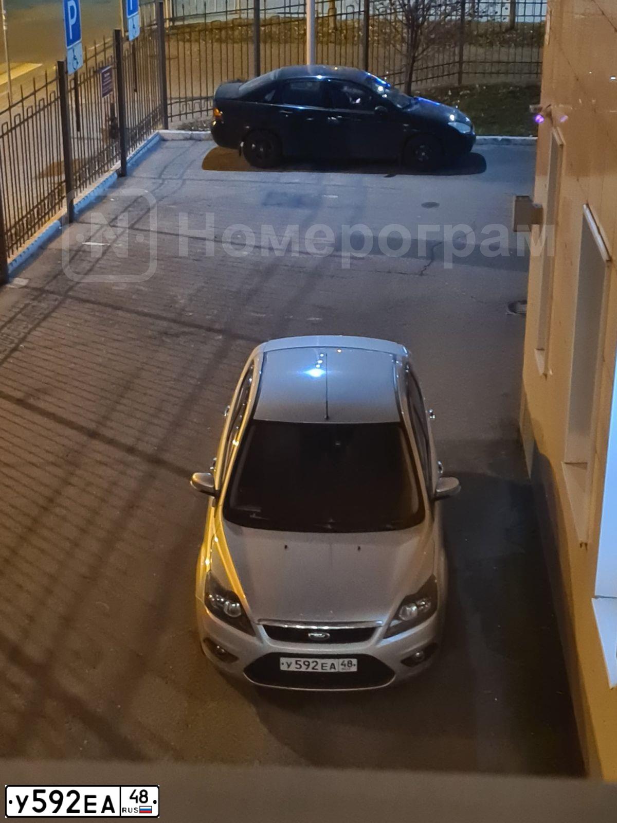 Фото автомобиля FORD FOCUS, 2010 — госномер У592ЕА48. Цвет: СЕРЕБРИСТЫЙ