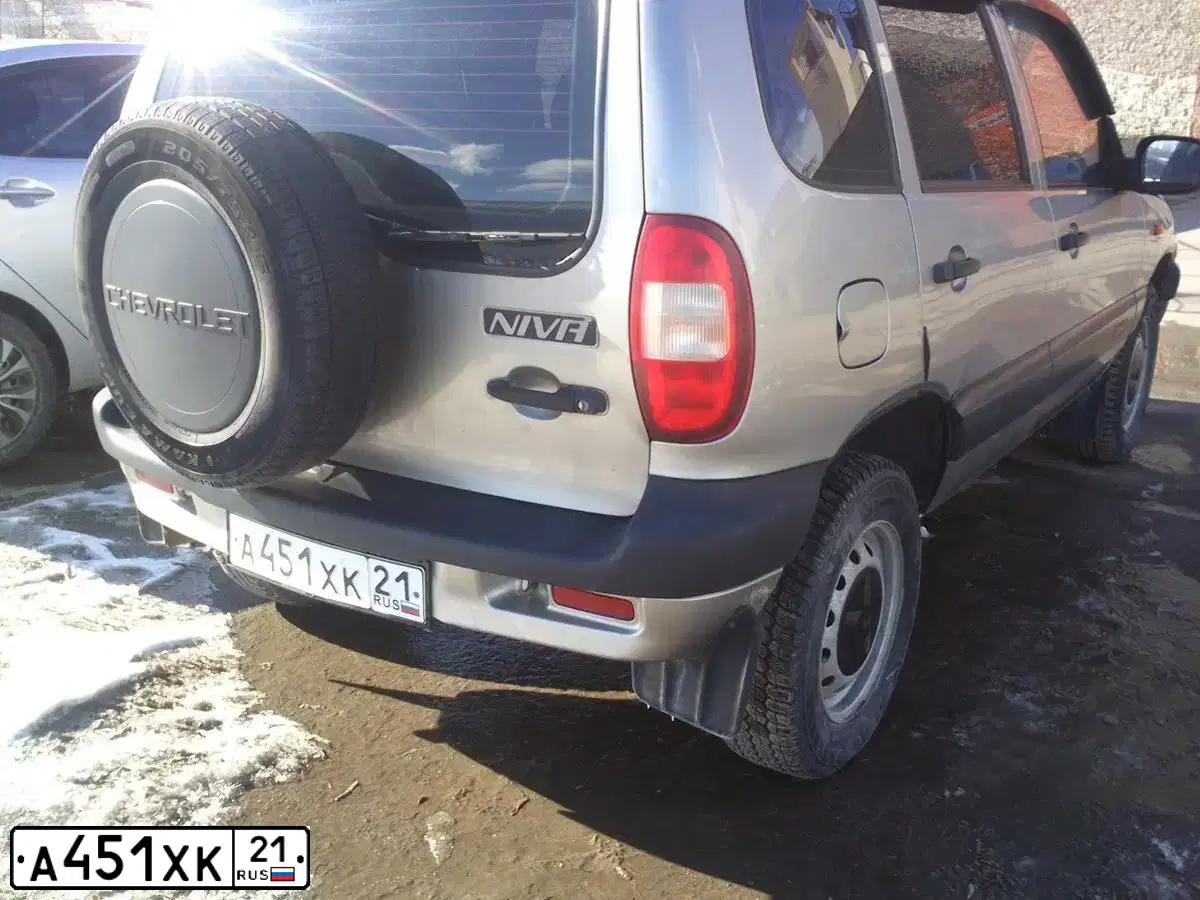 Фото автомобиля CHEVROLET NIVA, 2007 — госномер А451ХК21. Цвет: Серо-коричневый металлик