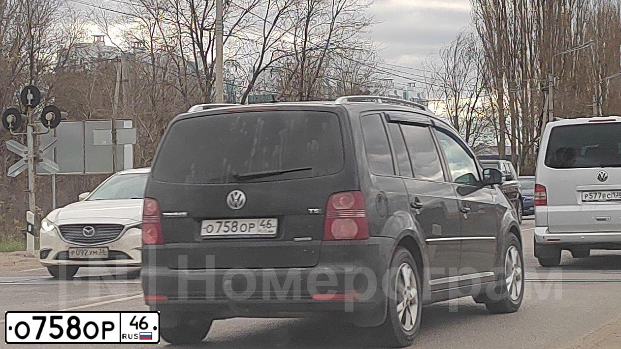 Фото автомобиля VOLKSWAGEN TOURAN, 2008 — госномер О758ОР46. Цвет: ЧЕРНЫЙ
