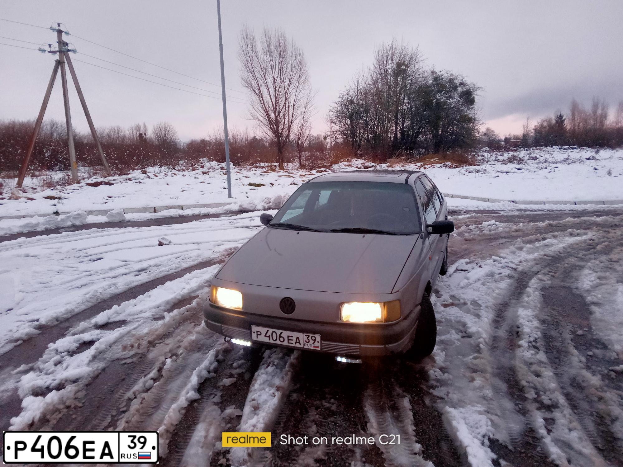 Фото автомобиля VOLKSWAGEN PASSAT, 1991 — госномер Р406ЕА39. Цвет: СЕРЫЙ
