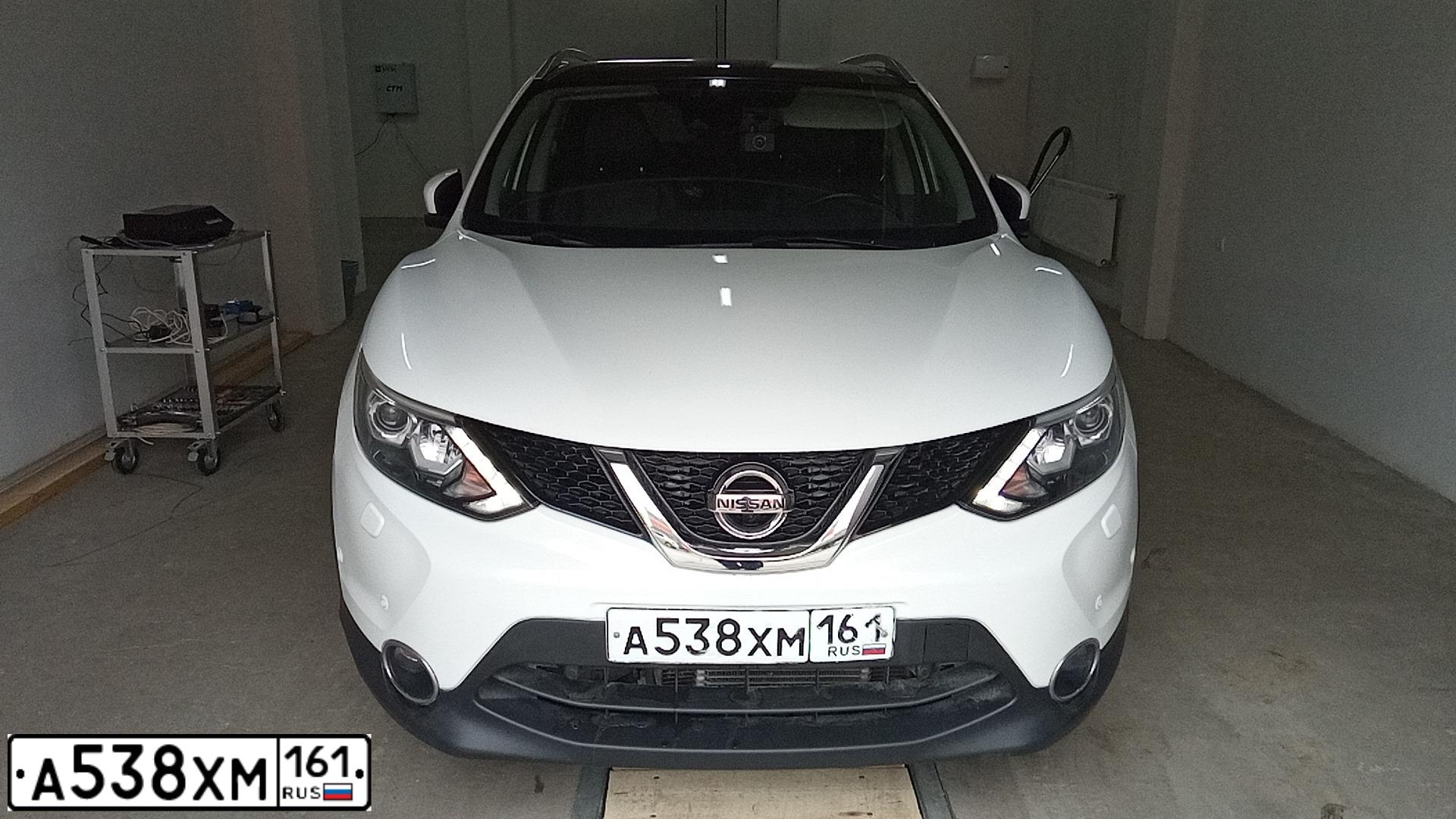 Фото автомобиля NISSAN QASHQAI, 2016 — госномер О863ТЕ161. Цвет: Белый