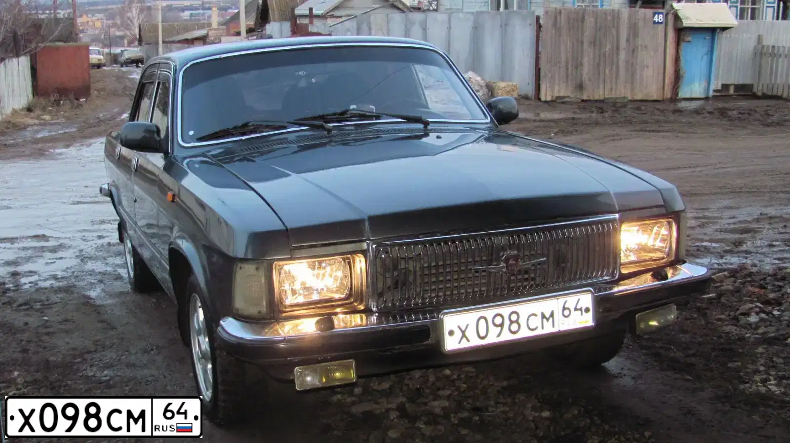 Фото автомобиля GAZ 3102 WOLGA, 2002 — госномер Х098СМ64. Цвет: ТЕМНО СЕРЫЙ