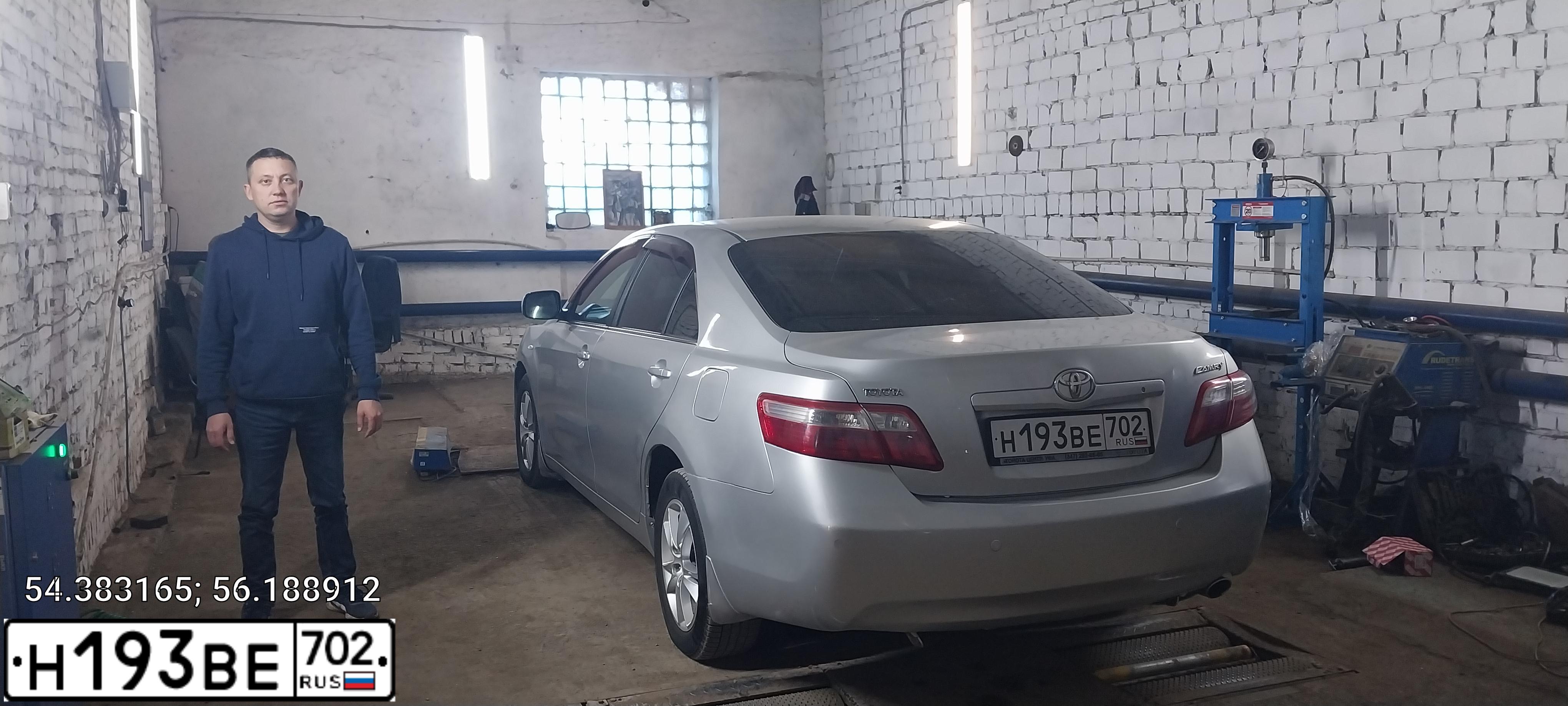 Фото автомобиля TOYOTA CAMRY, 2008 — госномер Н193ВЕ702. Цвет: Серебристый